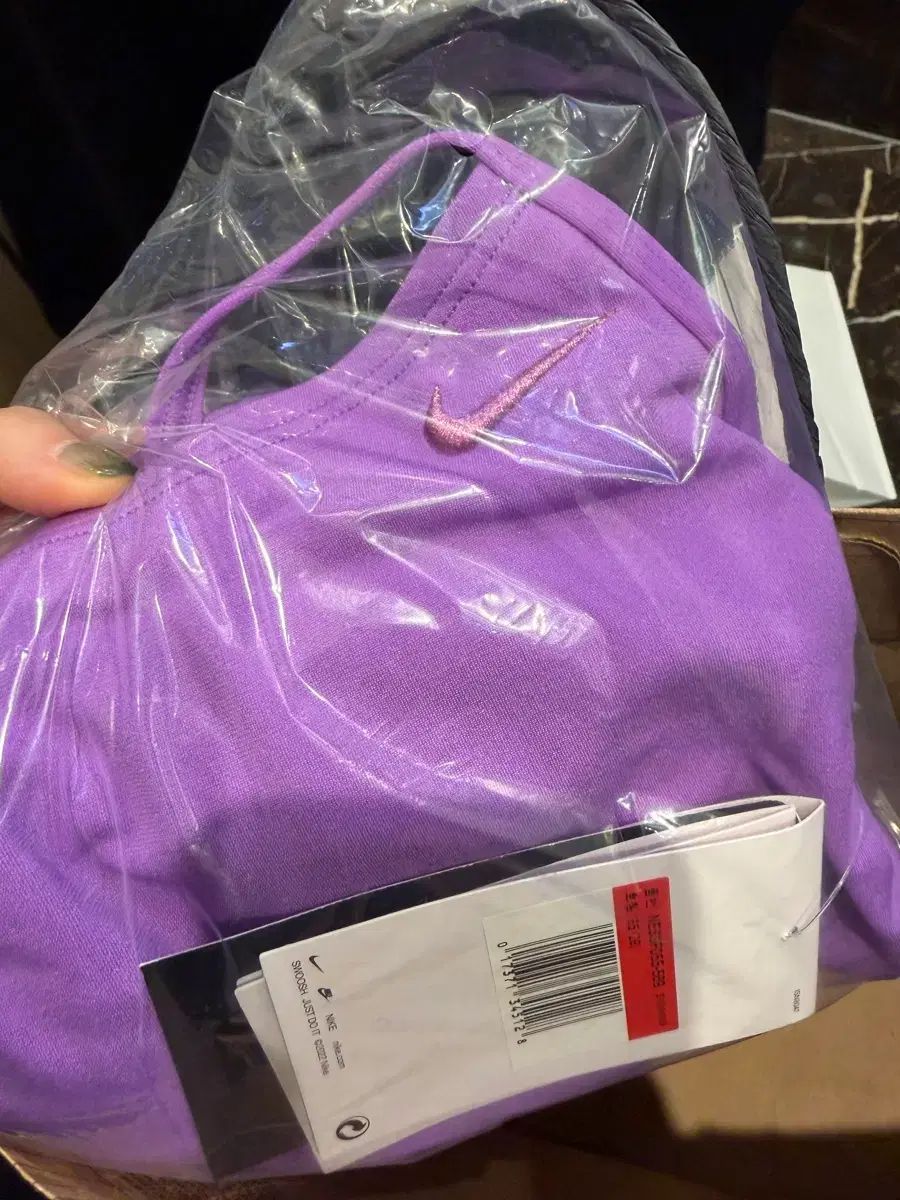 28 ナイキ スウッシュ メタリック バイオレット ラベンダー