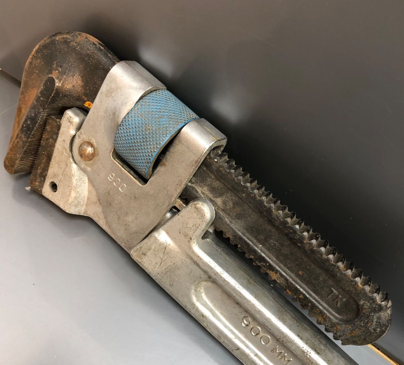 パイプレンチ ×