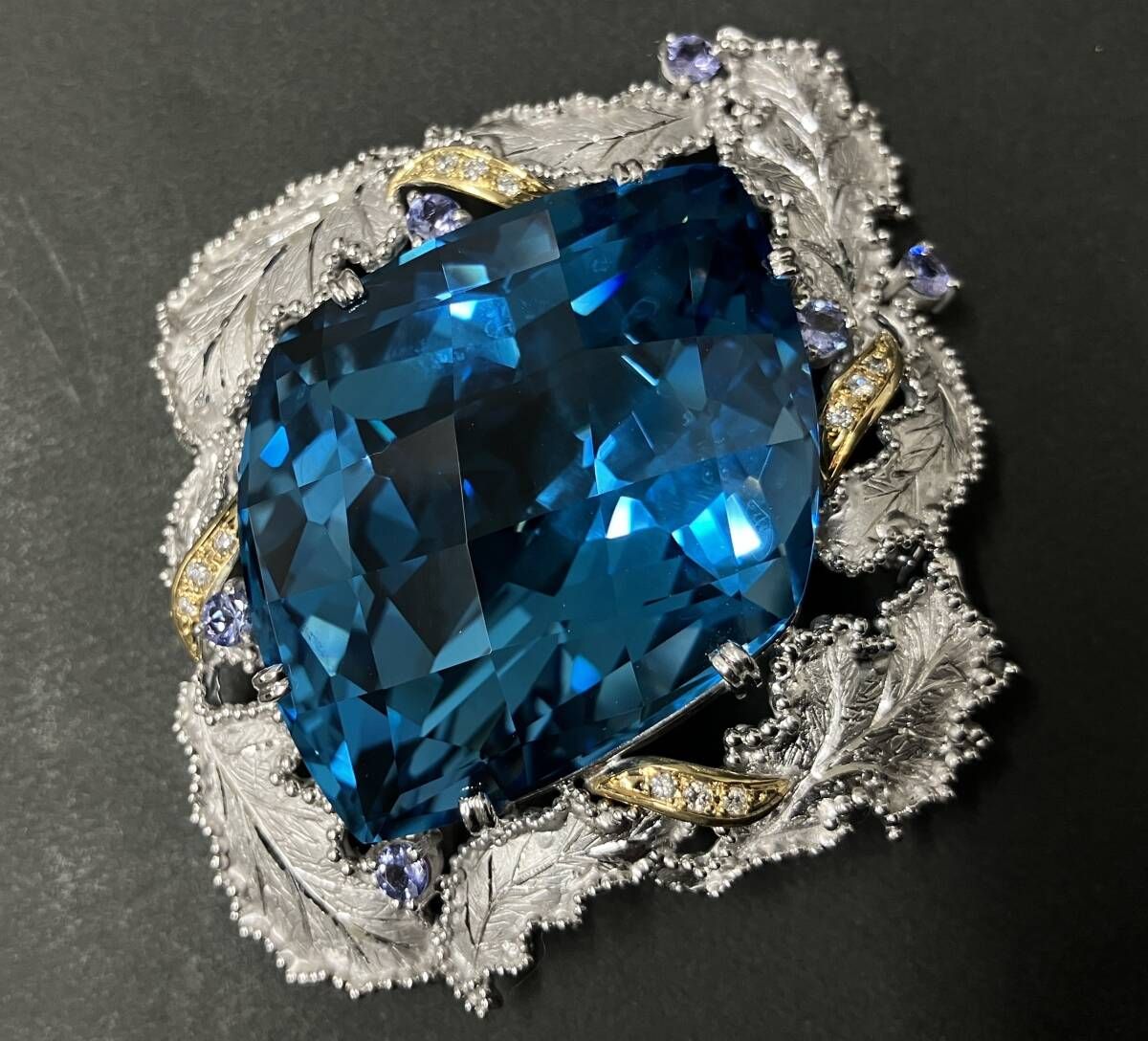 鑑別書付 K 18 WG 14 総重量約37.4 g 天然ブルートパーズ 天然タンザナイト 天然ダイヤモンド リーフ デザイン ブローチ トップ