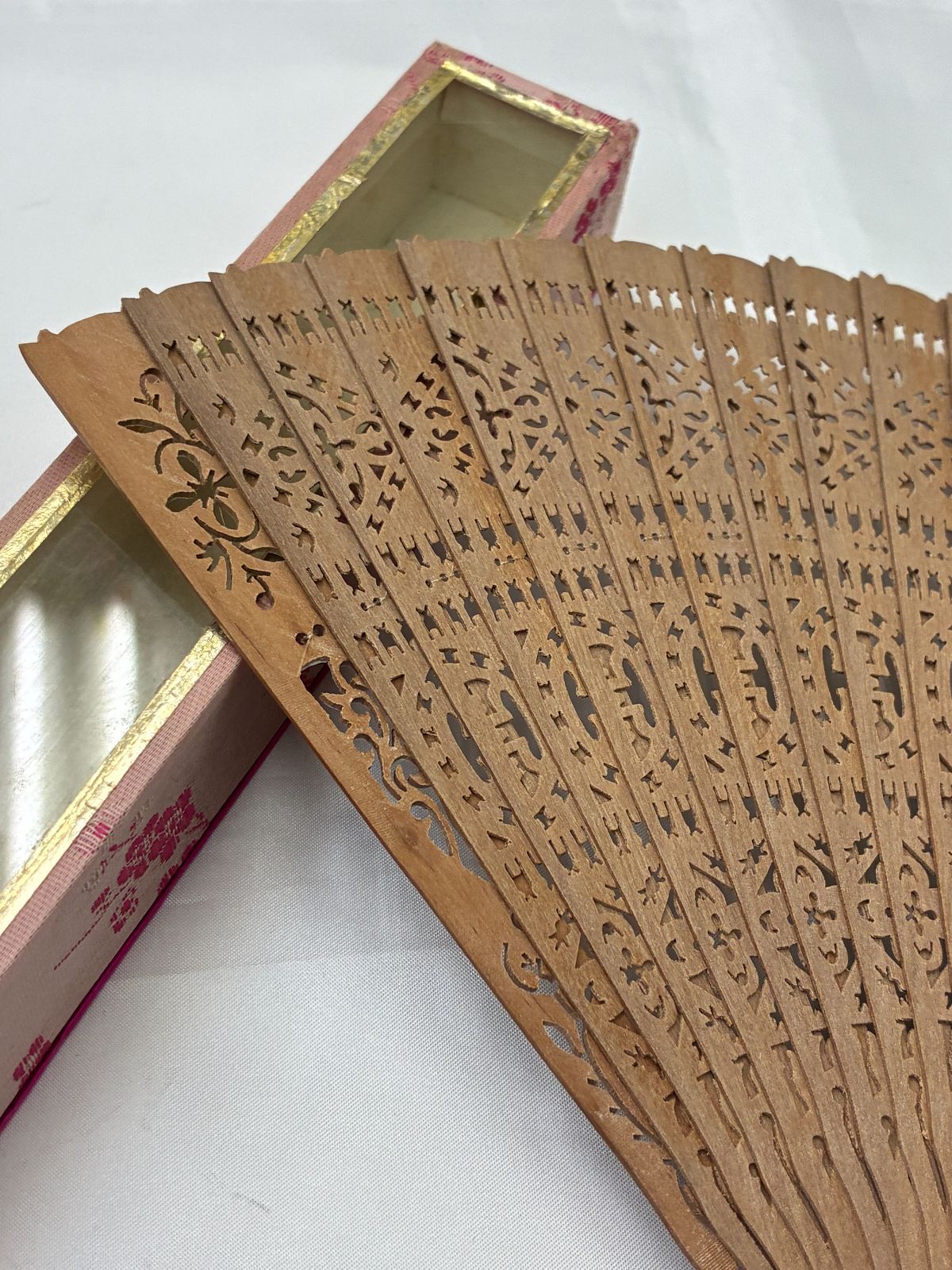 N【中古品】扇子 白檀扇子 和装小物 茶道 お茶会 お茶席 歌舞伎 透かし