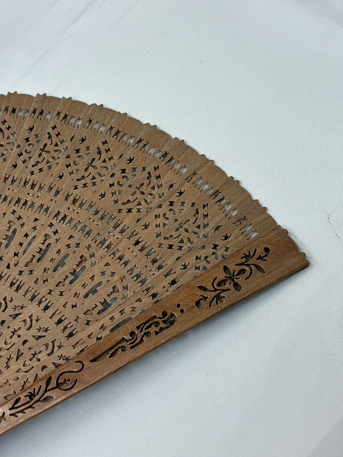 N【中古品】扇子 白檀扇子 和装小物 茶道 お茶会 お茶席 歌舞伎 透かし