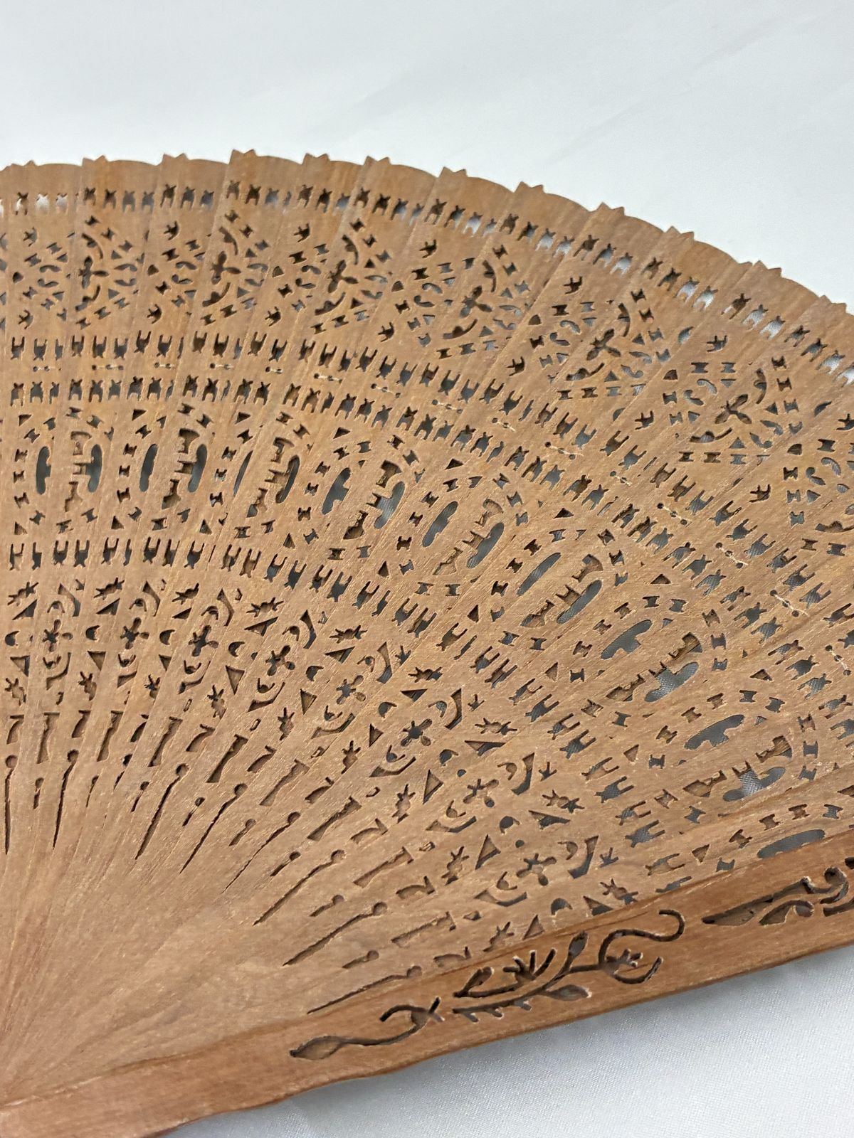 N【中古品】扇子 白檀扇子 和装小物 茶道 お茶会 お茶席 歌舞伎 透かし