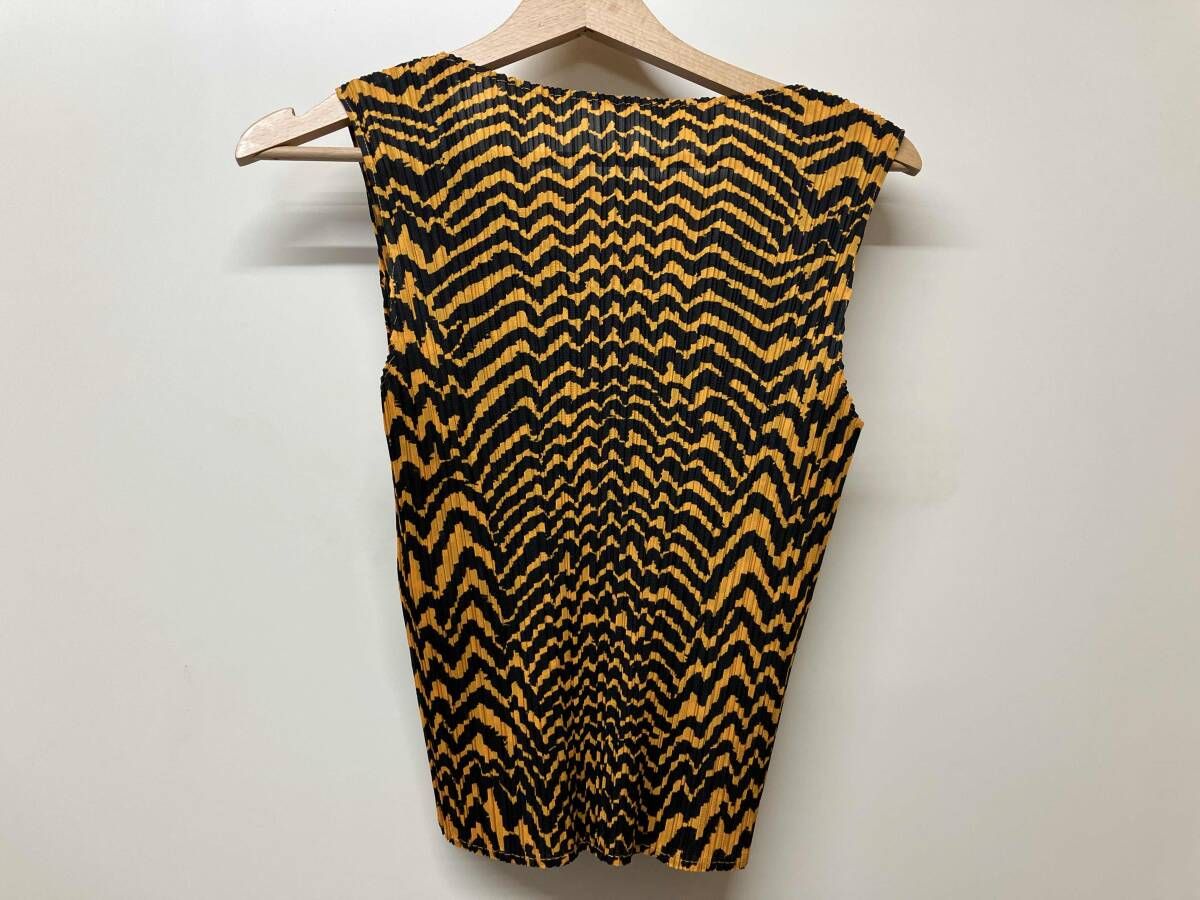PLEATS PLEASE 総柄ノースリーブカットソー