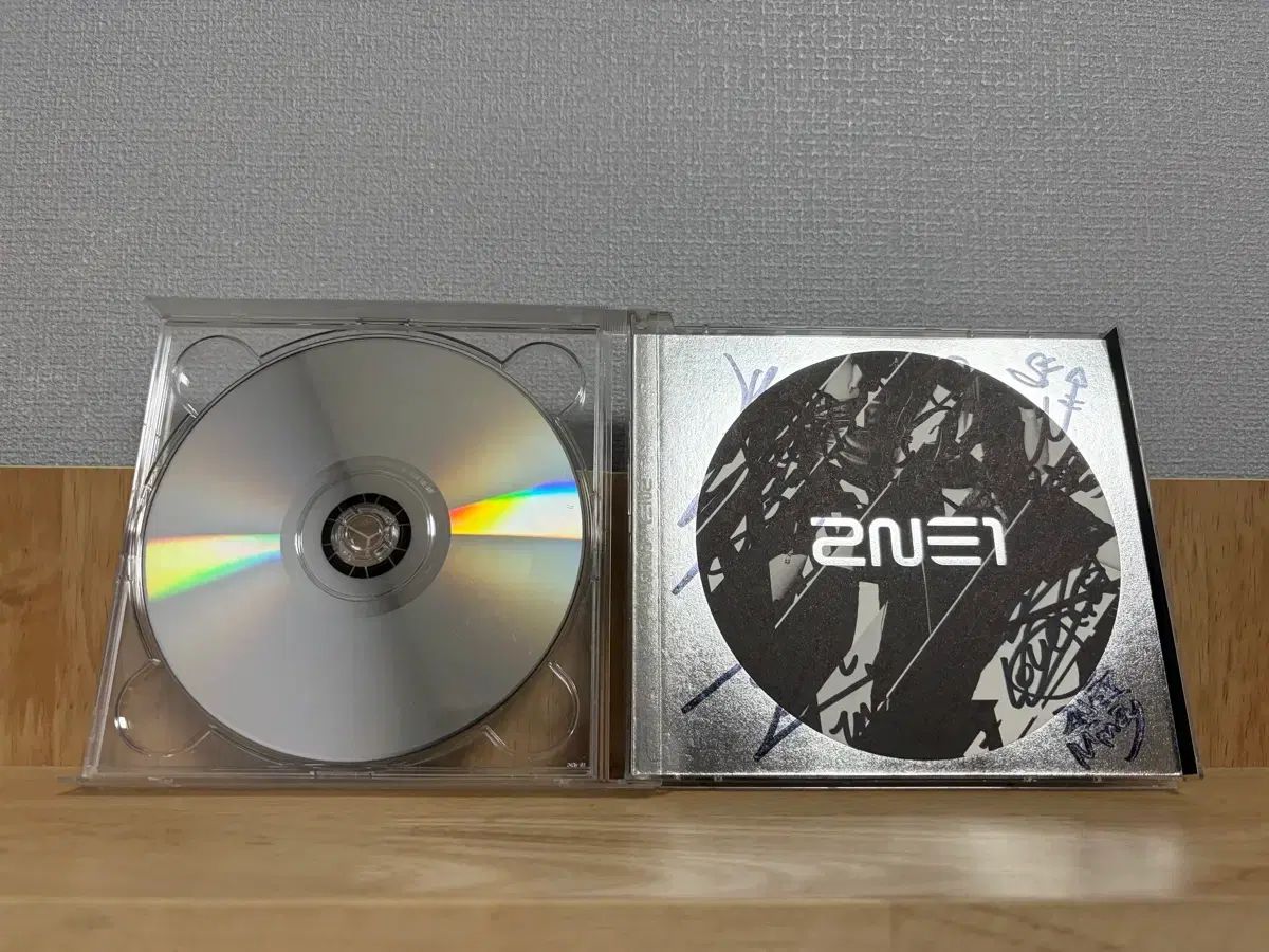 2NE1 CRUSH / サイン入り 非売品 サイン盤 IN - メルカリ