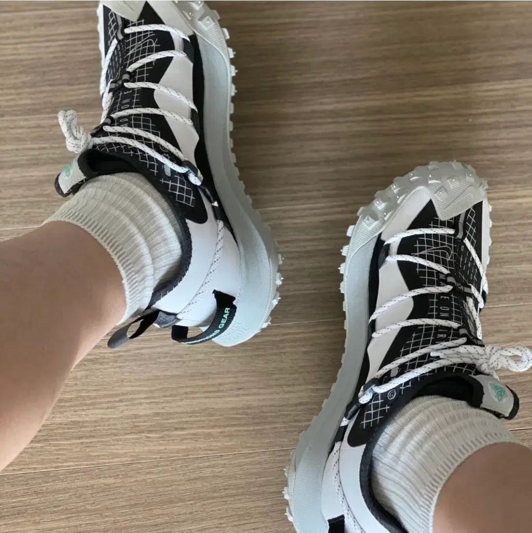 ナイキ ACG マウンテン フライ ロー SE