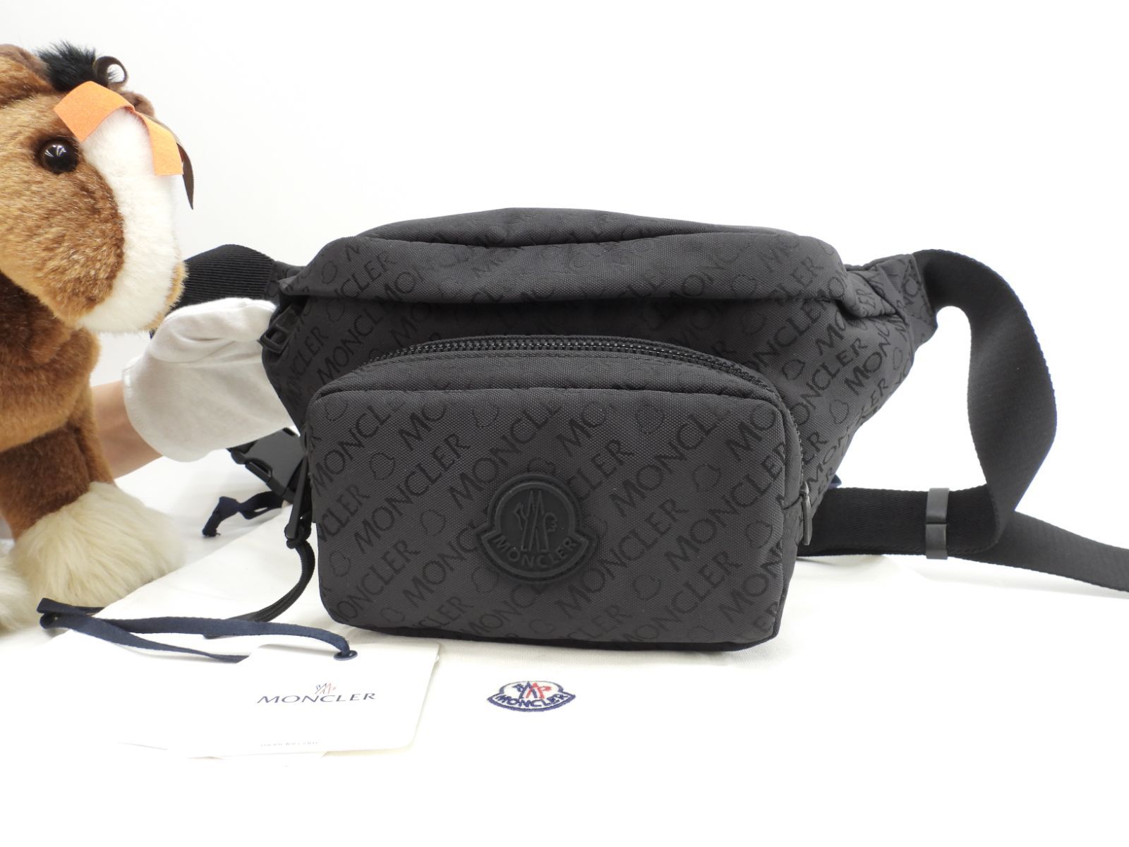 モンクレール ボディバッグ 総ロゴ柄 ナイロン黒 ウエストバッグ