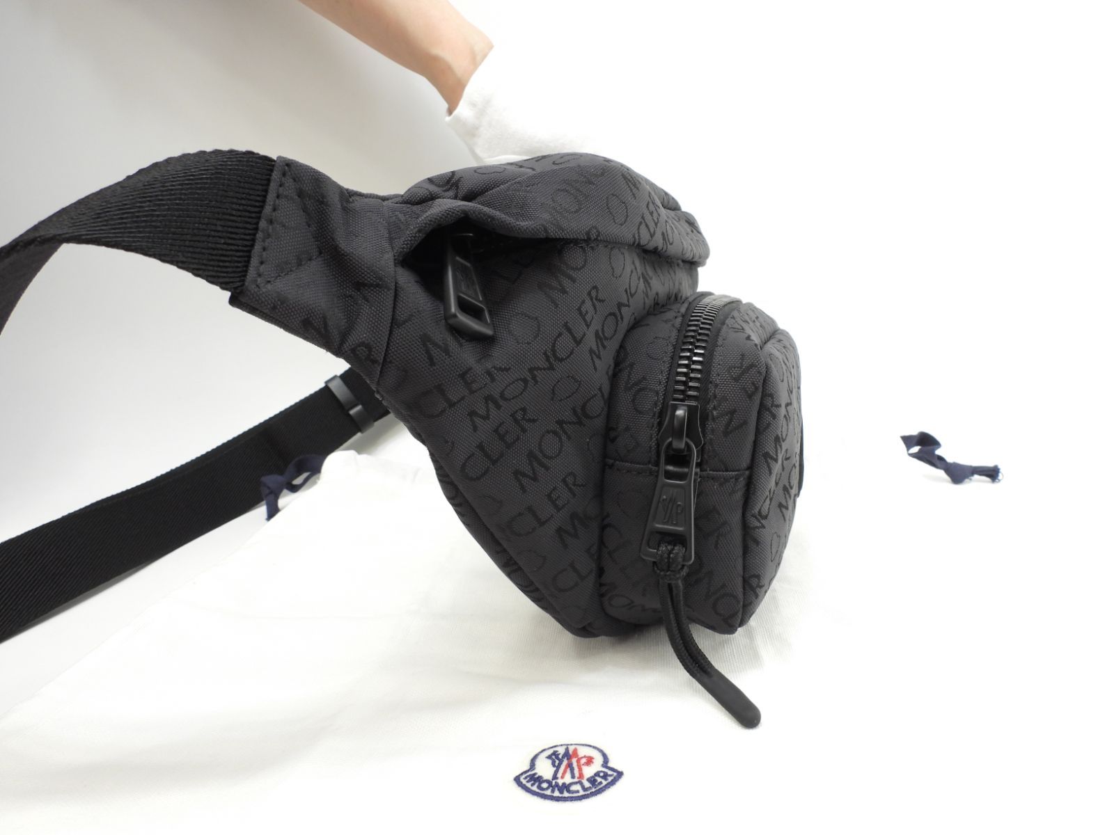 モンクレール ボディバッグ 総ロゴ柄 ナイロン黒 ウエストバッグ