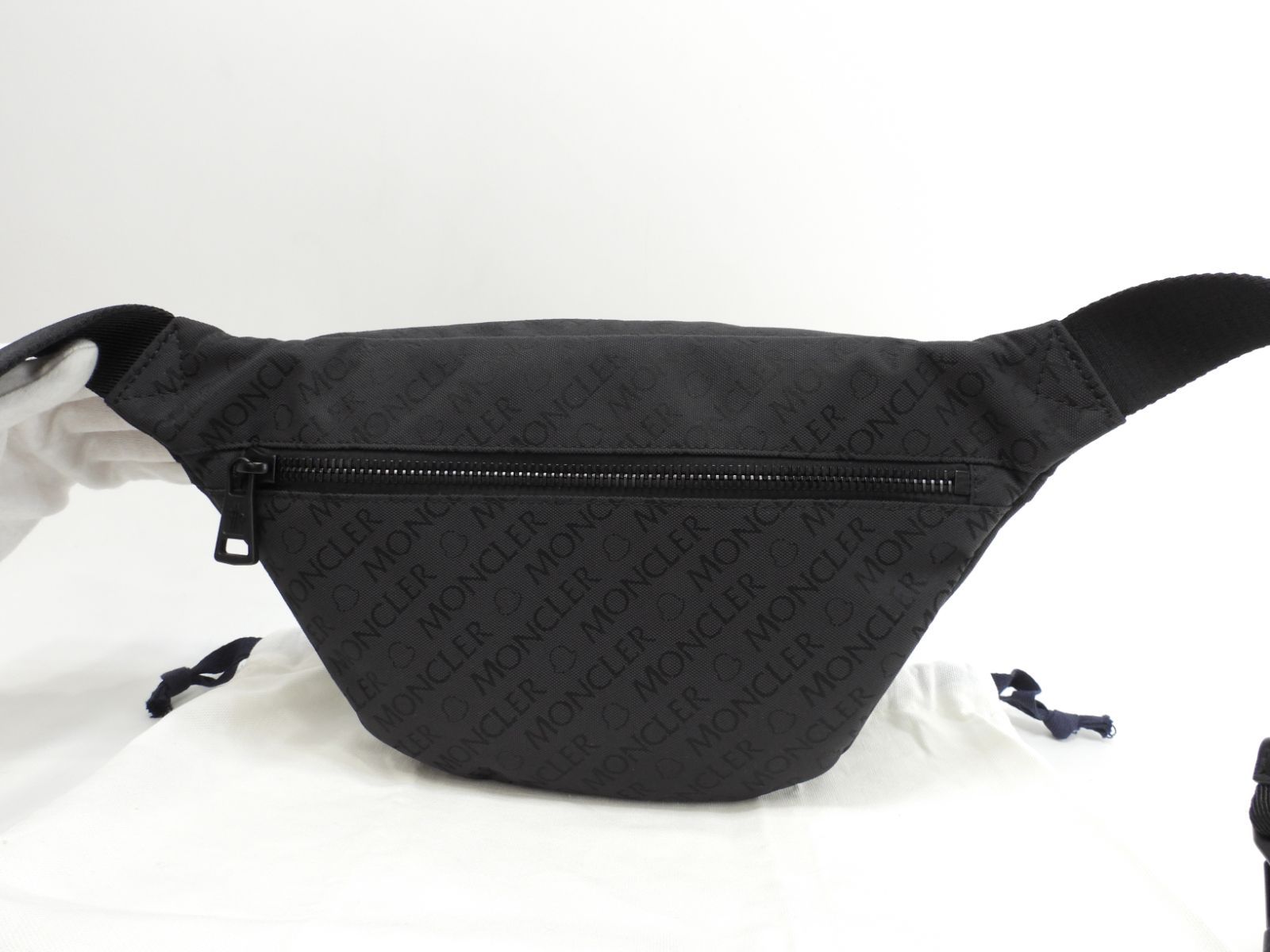 美品 モンクレール ナイロン ウエストバッグ ファスナー ロゴ型押し ブラック モンクレール ボディバッグ 総ロゴ柄 ナイロン黒 ウエストバッグ