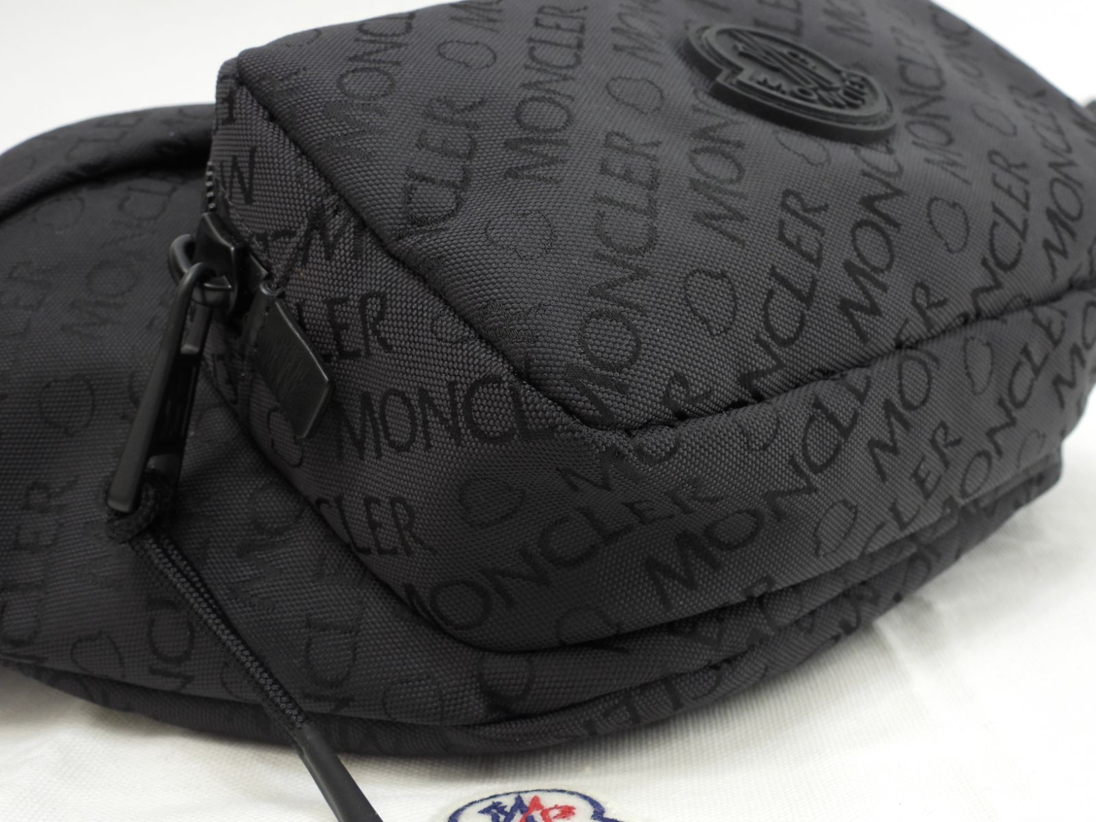 モンクレール ボディバッグ 総ロゴ柄 ナイロン黒 ウエストバッグ