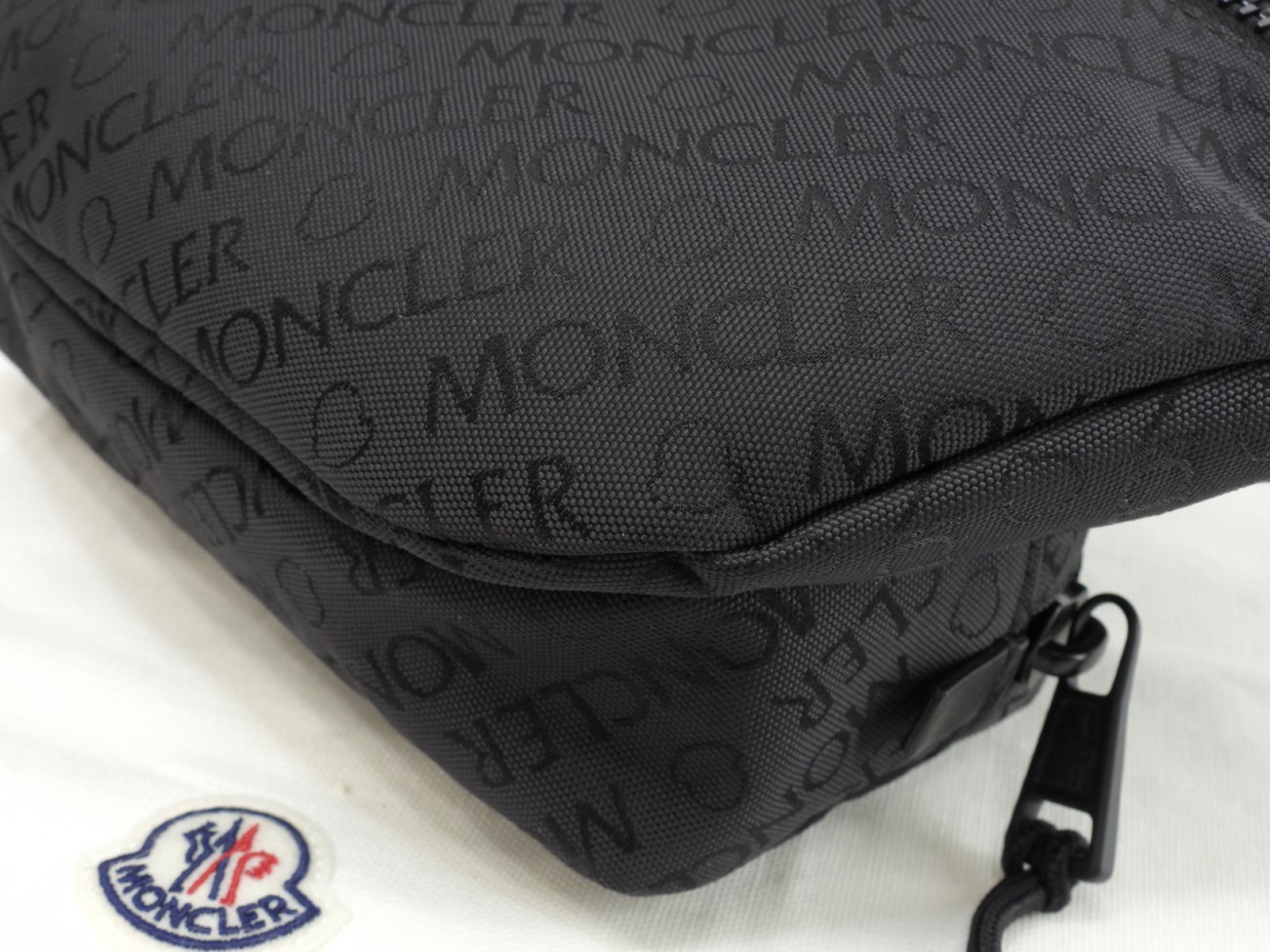モンクレール ボディバッグ 総ロゴ柄 ナイロン黒 ウエストバッグ