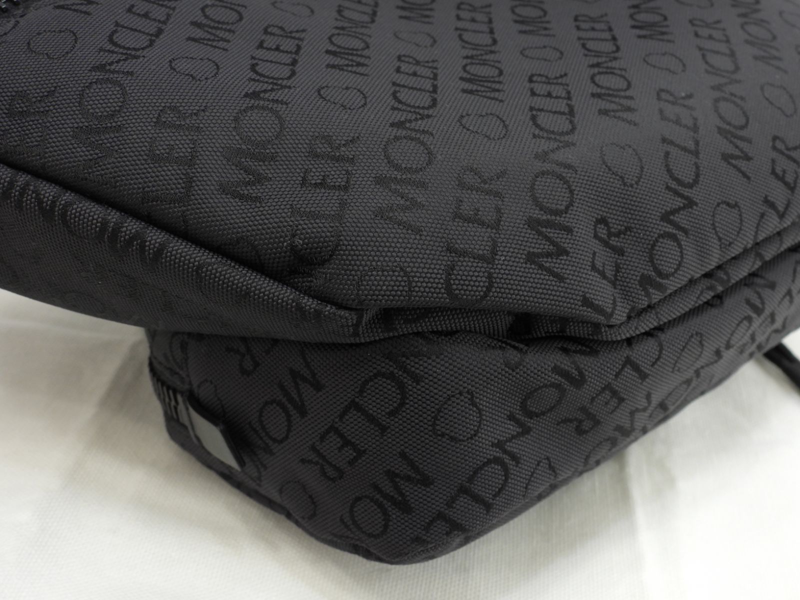 モンクレール ボディバッグ 総ロゴ柄 ナイロン黒 ウエストバッグ