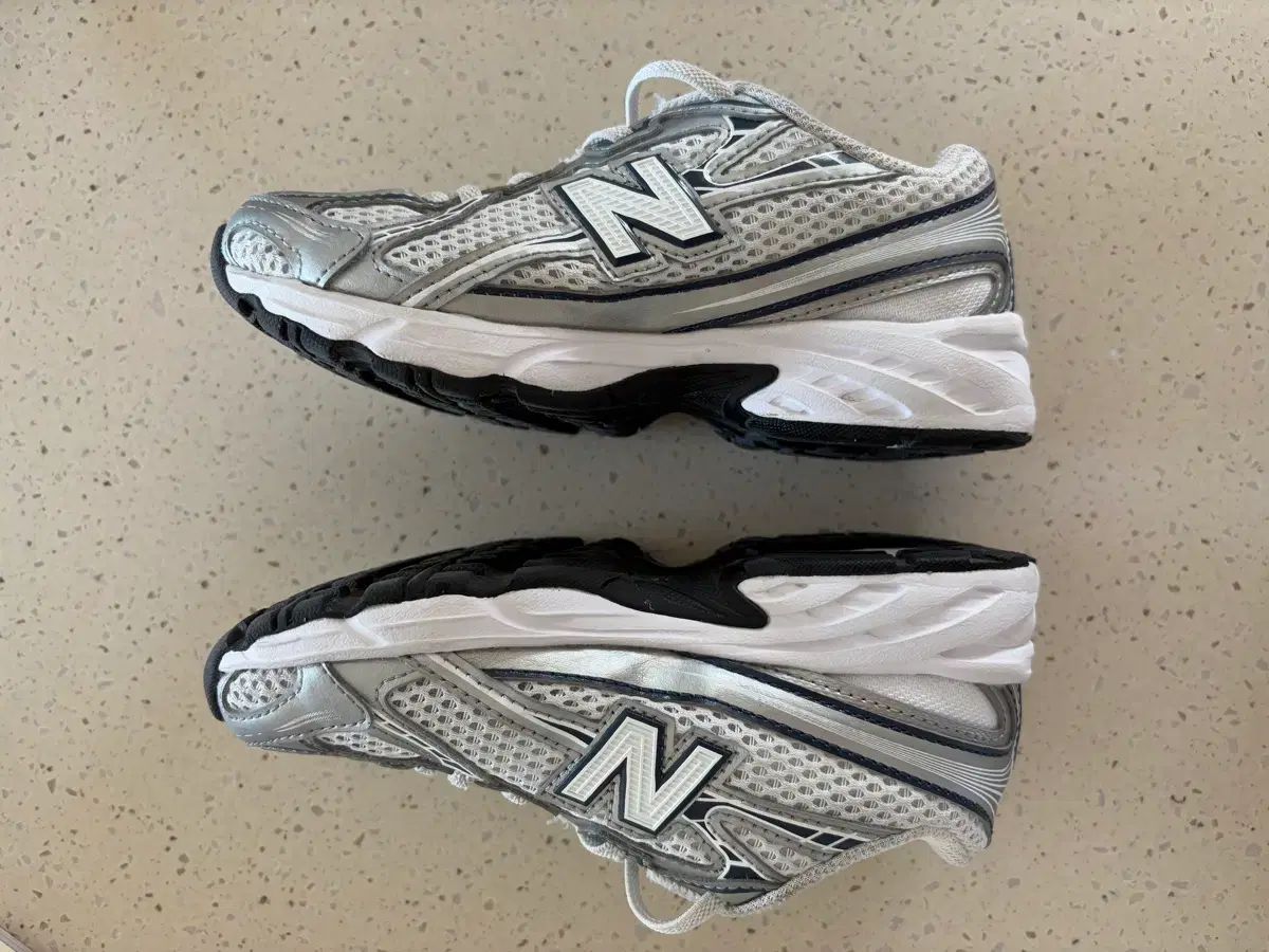 ニュー ンス 740 子供 スニーカー