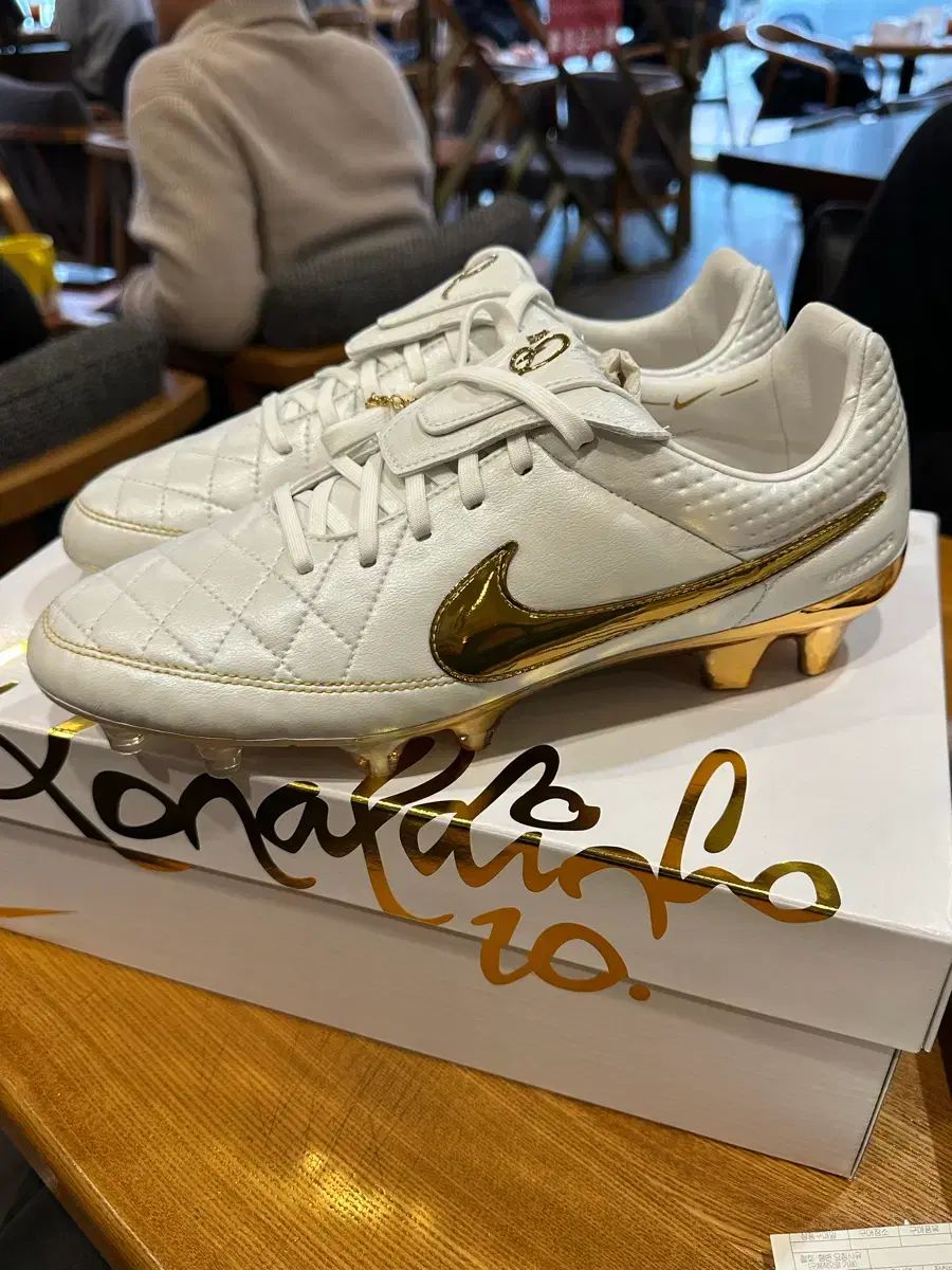 NIKE ティエンポ レジェンド Touch OF GOLD 270ロナウジーニョ サッカーシューズ