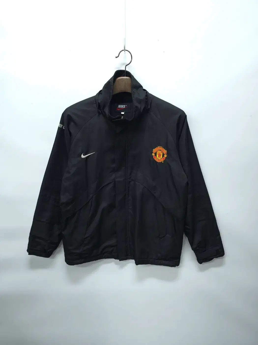 ナイキ オールドスクール マンチェスター・ユナイテッドFC ウィンド