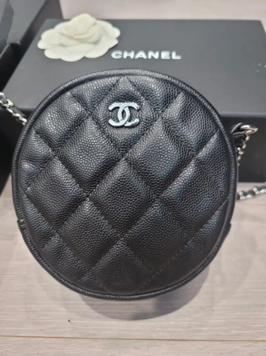 シャネル キャビア ドングリ ブラック シルバー
