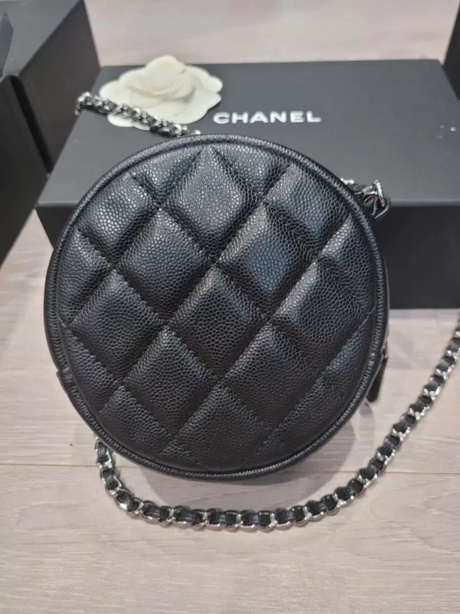 シャネル キャビア ドングリ ブラック シルバー