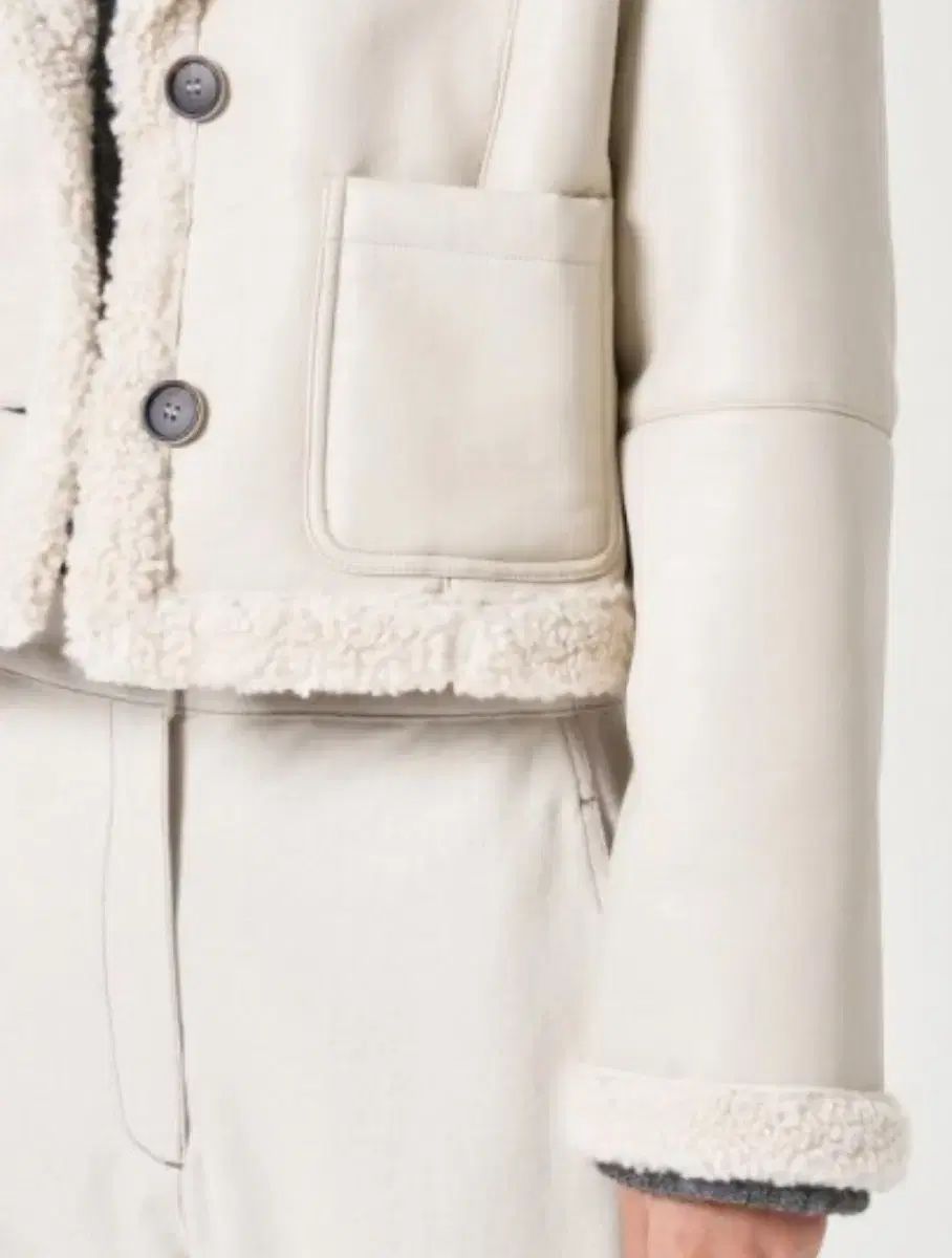 エイトセカンズ BIG クロップド ムートン アイボリー