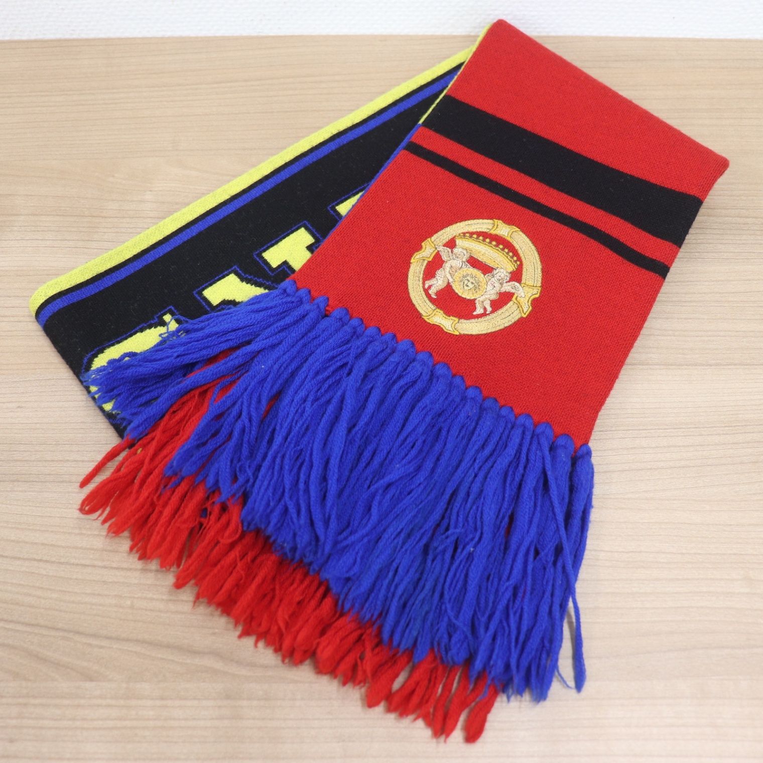 ITV5T5EB9NTP VERSACE ヴェルサーチ マフラー レッド ブルー ブラック イエロー 赤 青 黒 黄 フリンジ ウール メンズ ロゴ