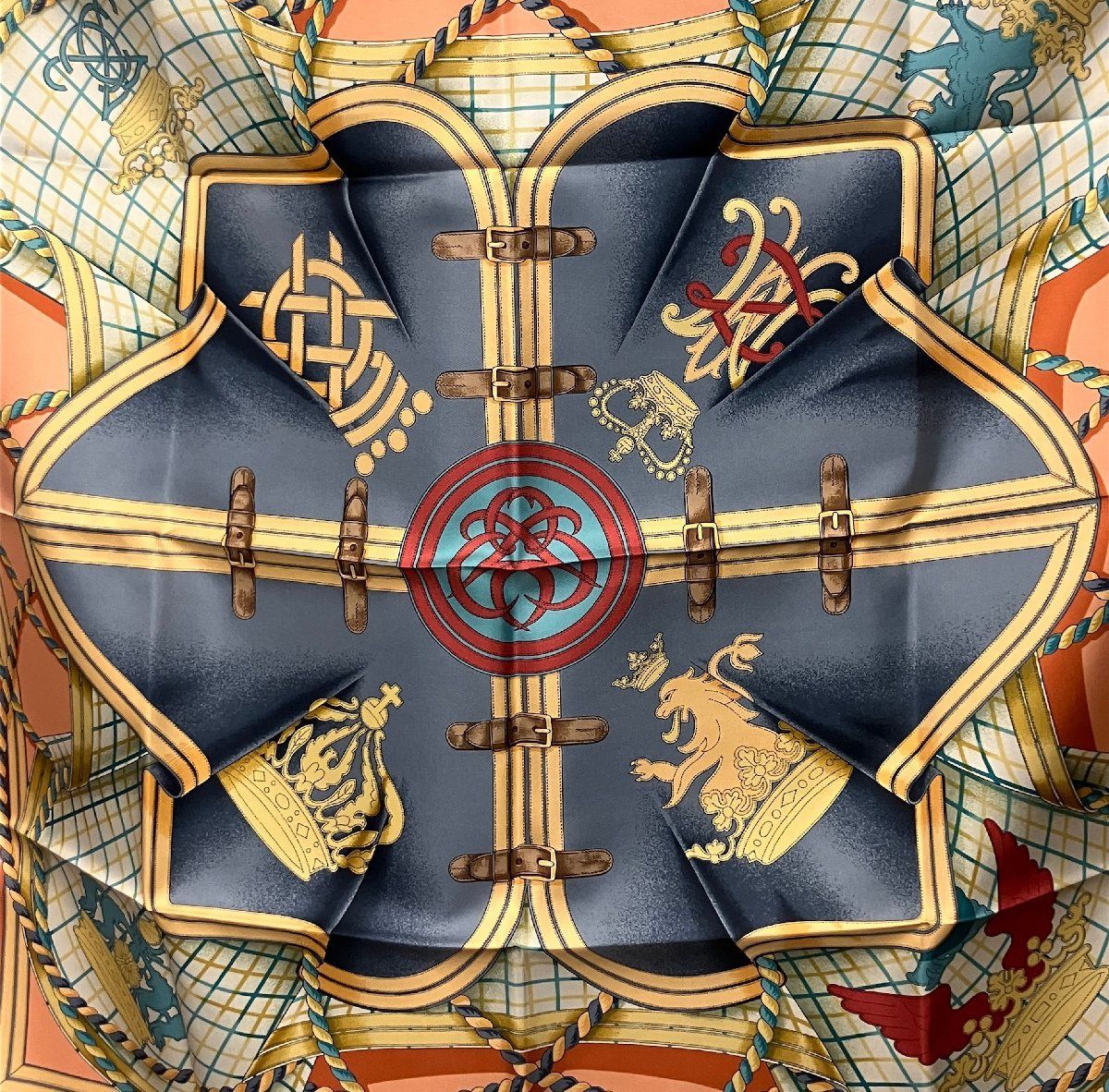 ZHQ 08 HERMES エルメス 王冠柄 シルク100％ スカーフ ゴールド×オレンジ×ブルー系