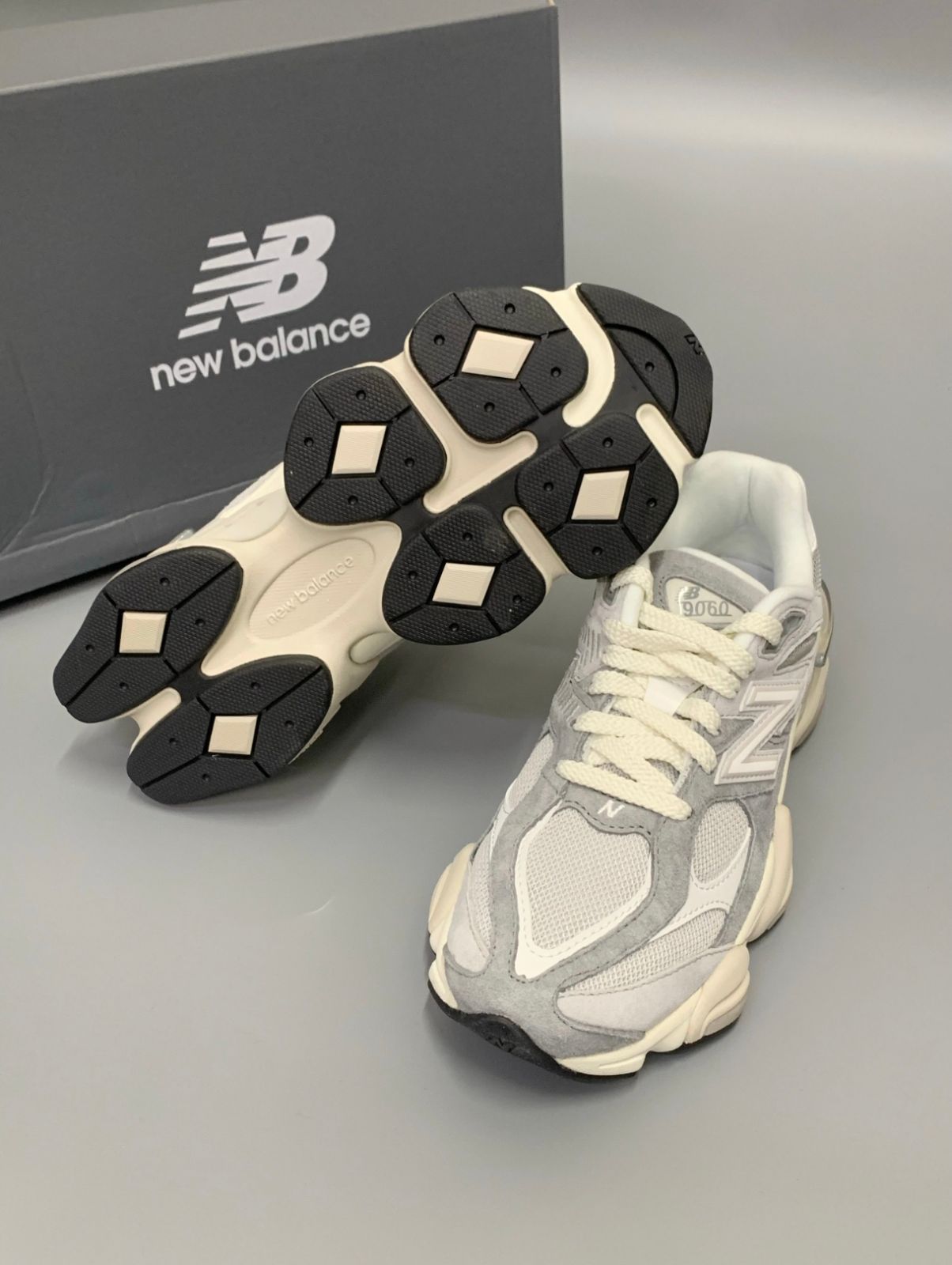 新品未使用 NEW BALANCE U9060 スニーカー グレー U9060EEE 男女兼用