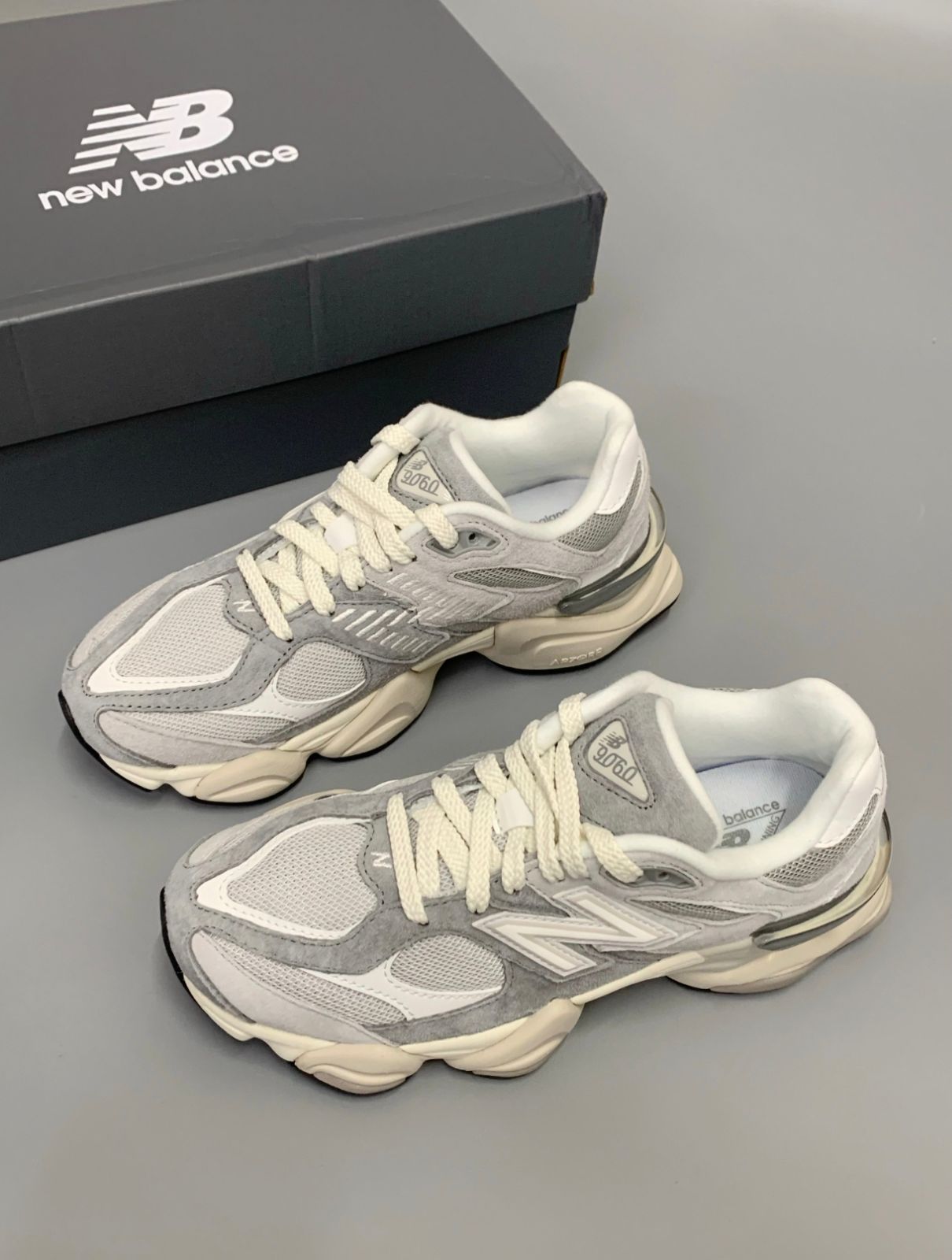 新品未使用 NEW BALANCE U9060 スニーカー グレー U9060EEE 男女兼用