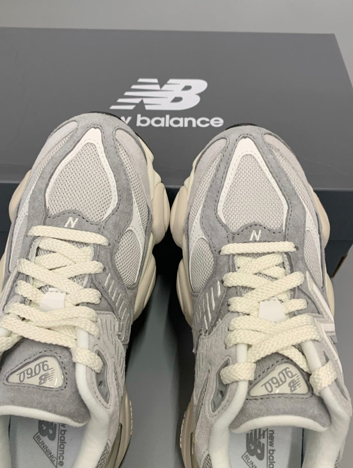 新品未使用 NEW BALANCE U9060 スニーカー グレー U9060EEE 男女兼用