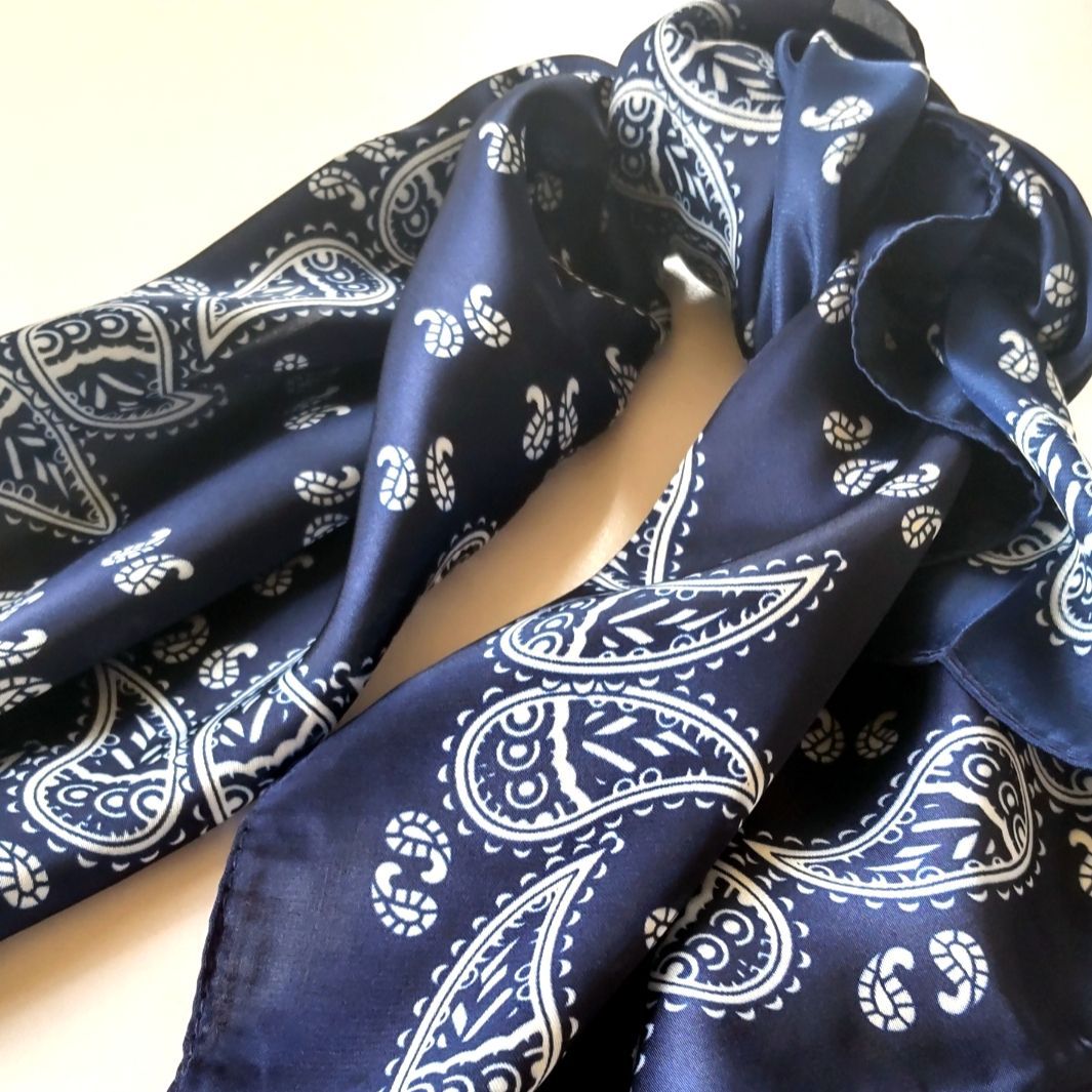 新品 70cm ネイビー 大判 ペイズリー柄 シルク調 スカーフ - メルカリ