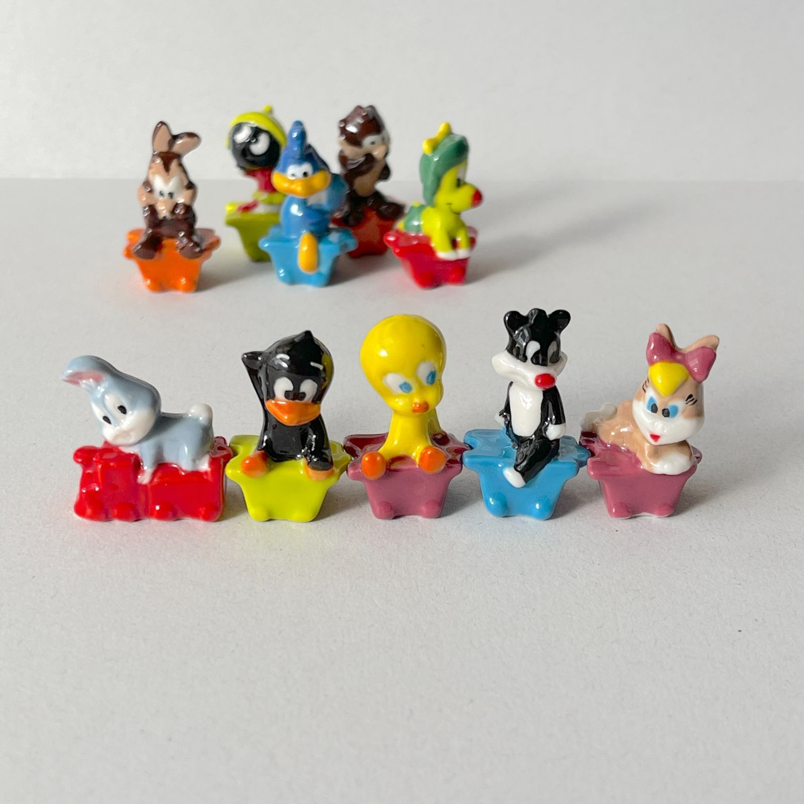 ルーニーテューンズ 陶器製フィギュア セット フェーブ　ミニ　大量　まとめ売り ブルブル揺れるバブルヘッドドールのカプセルトイ「Shaky!」シリーズに