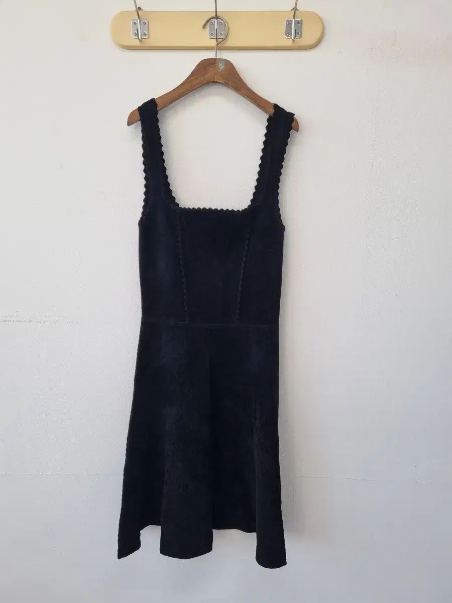 サンドロ ブラック ノースリーブ ONE PIECE