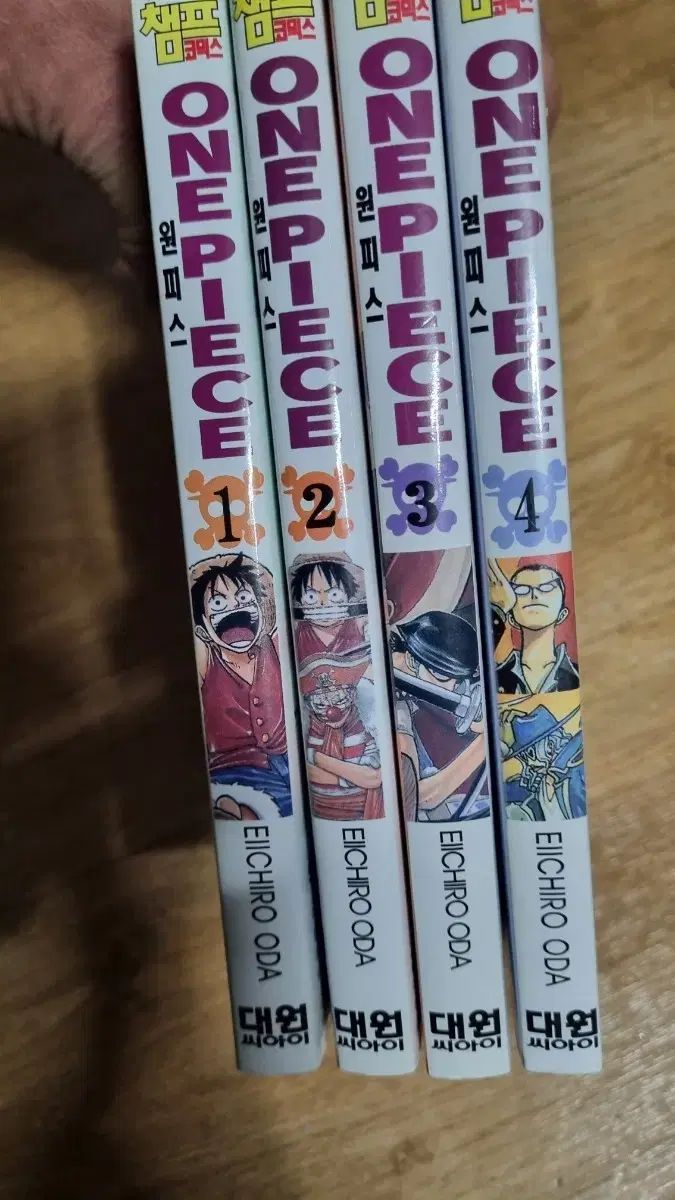 オファー ONE PIECE 漫画 1 4 巻 セット 初回版 所蔵用 ONE PIECE1巻初版