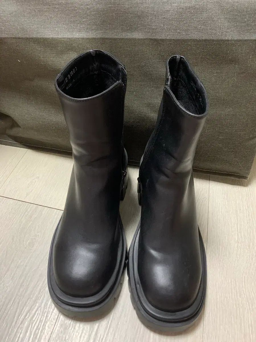 エルカント ClassicM アンクルブーツ 8 cm 240