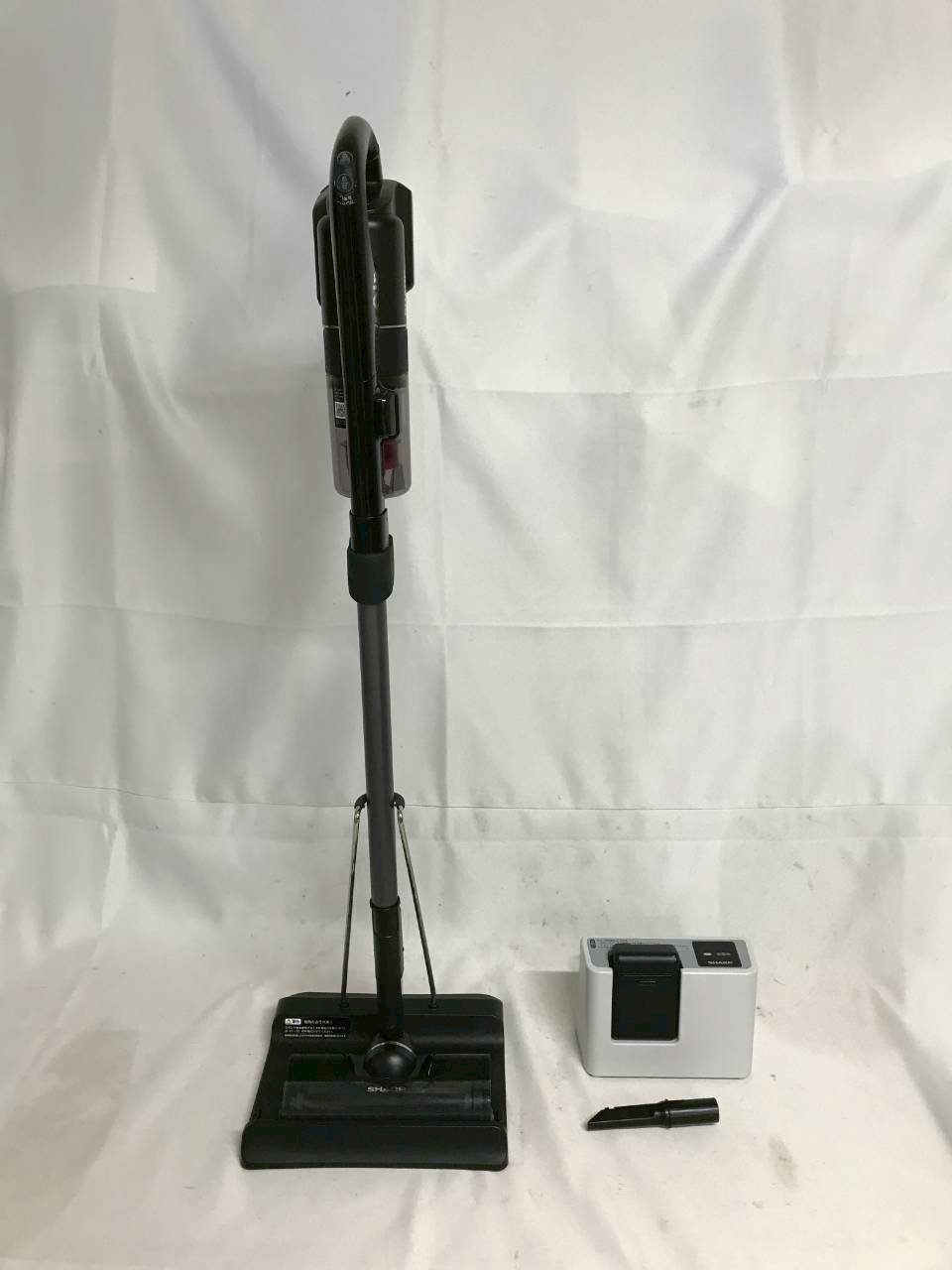 北見市発 シャープ SHARP 充電式掃除機 EC FR 5 B 黒 リチウムイオン電池用充電器 R ACE 2020年製 白 一人暮らし 家電 コードレス
