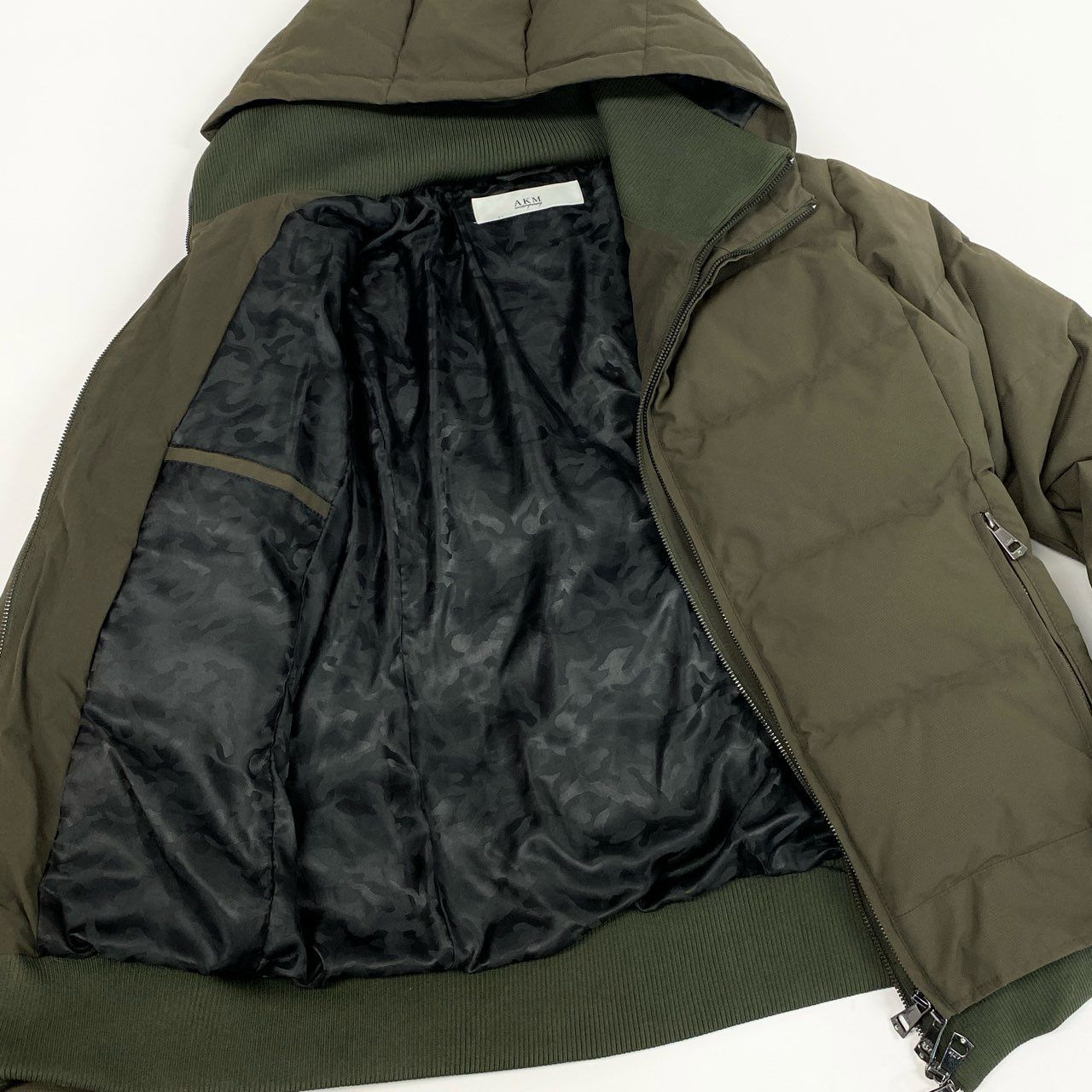 65l14【美品】AKM エイケイエム コンテンポラリー スタンドネック 