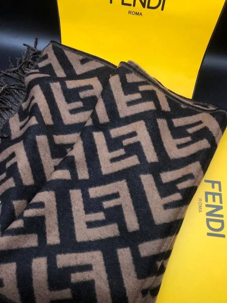 FENDI フェンディ Classic ロゴ パータン スカーフ - メルカリ