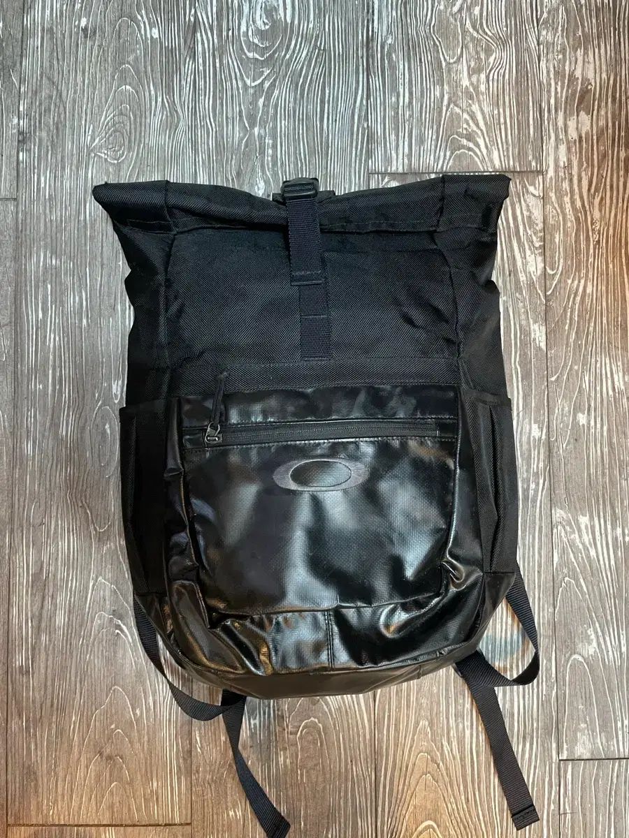 オークリー ブラック ロールトップ バックパック