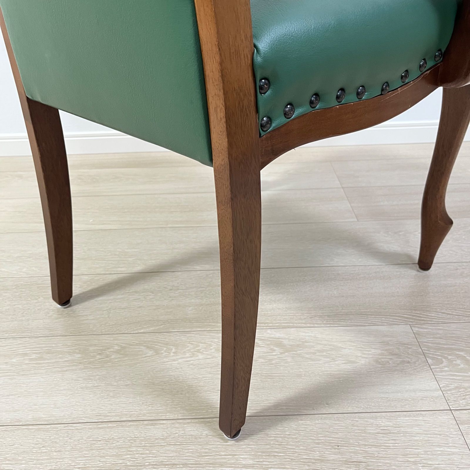 つ22 マルニ木工 MARUNI ベルサイユ アームチェア マルニ ダイニングチェア 鋲打ちハイバックチェア 肘掛椅子 英国スタイル クラシック ダイニングチェア 椅子 チェア 家具 インテリア