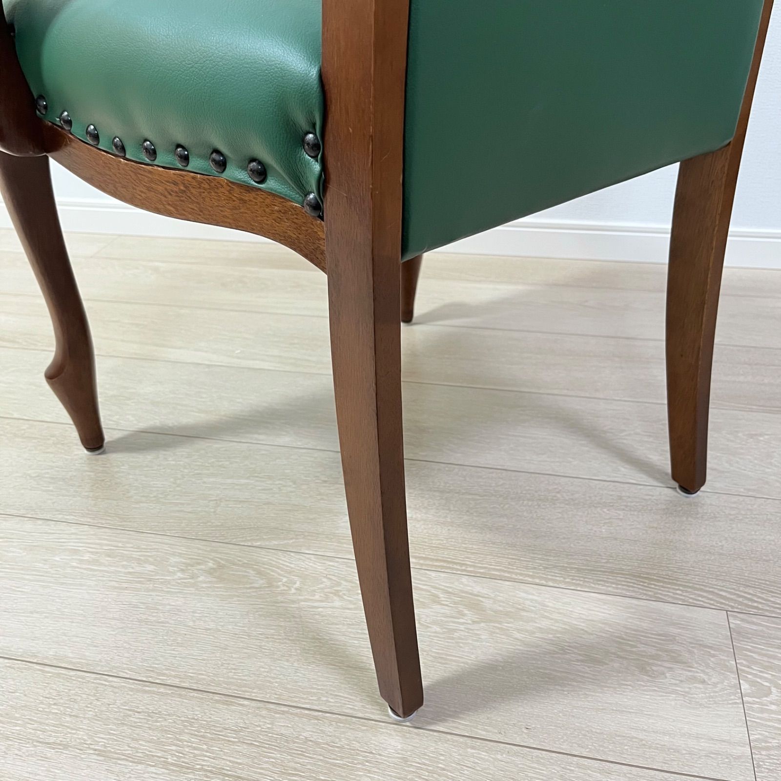 鋲打ちハイバックチェア