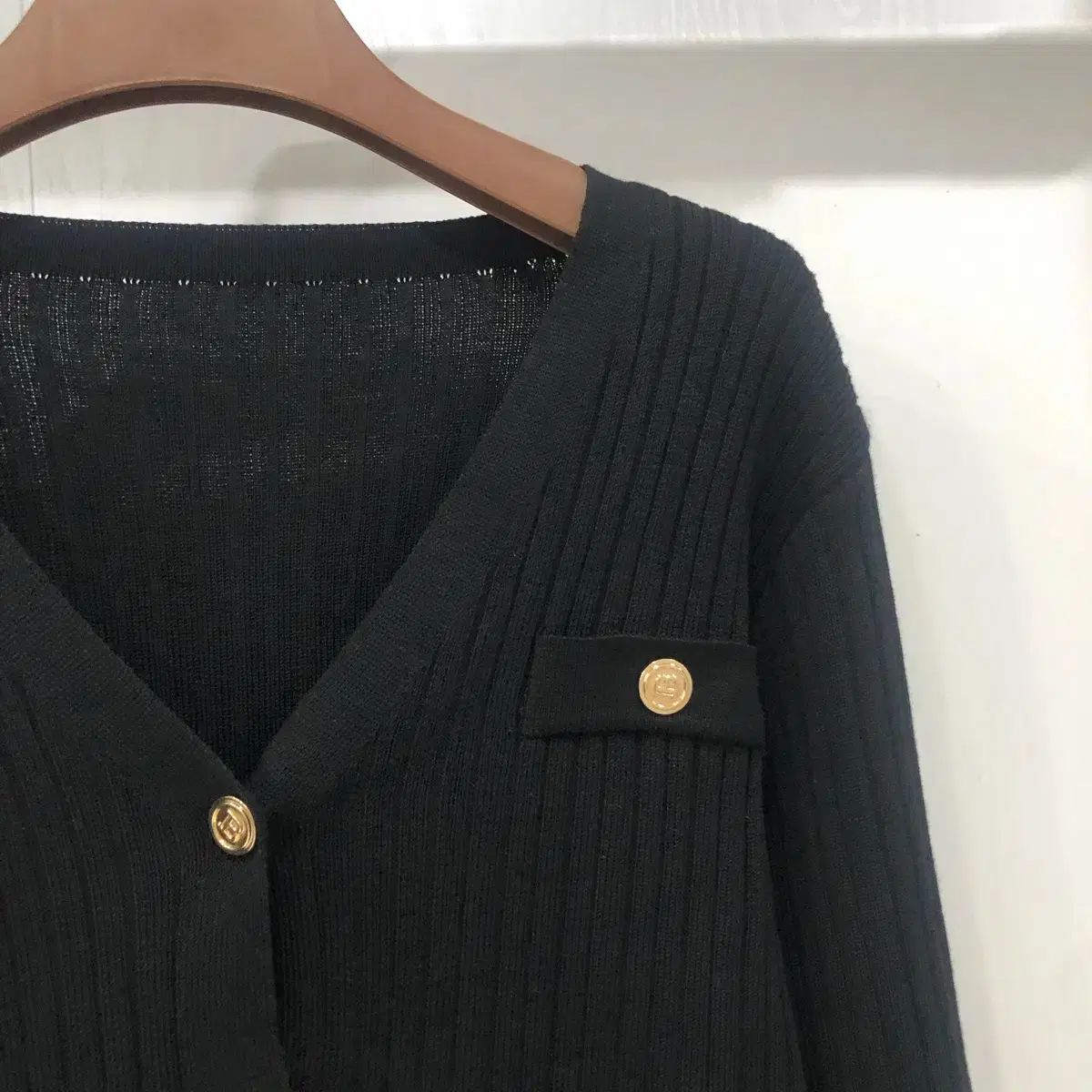 ブラック ゴールド ボタン ニット カーディガン - メルカリ