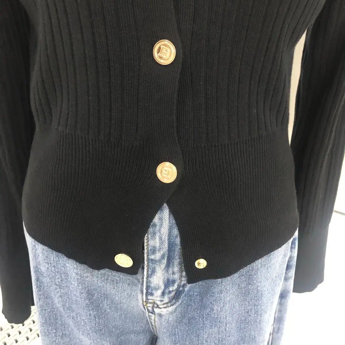 ブラック ゴールド ボタン ニット カーディガン - メルカリ