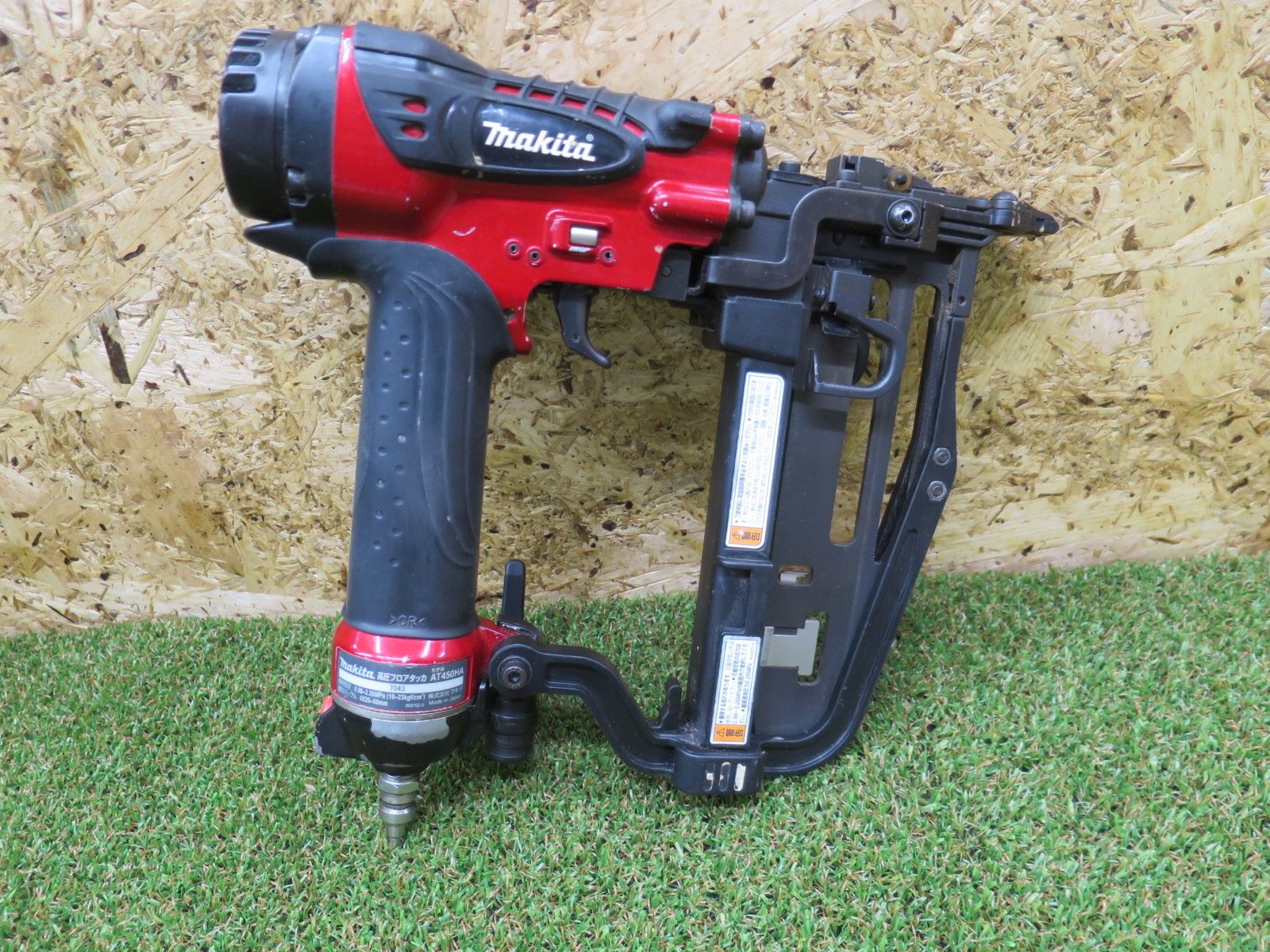 マキタ 高圧フロアタッカ エアダスタ付 4 mm 赤 AT 450 HA