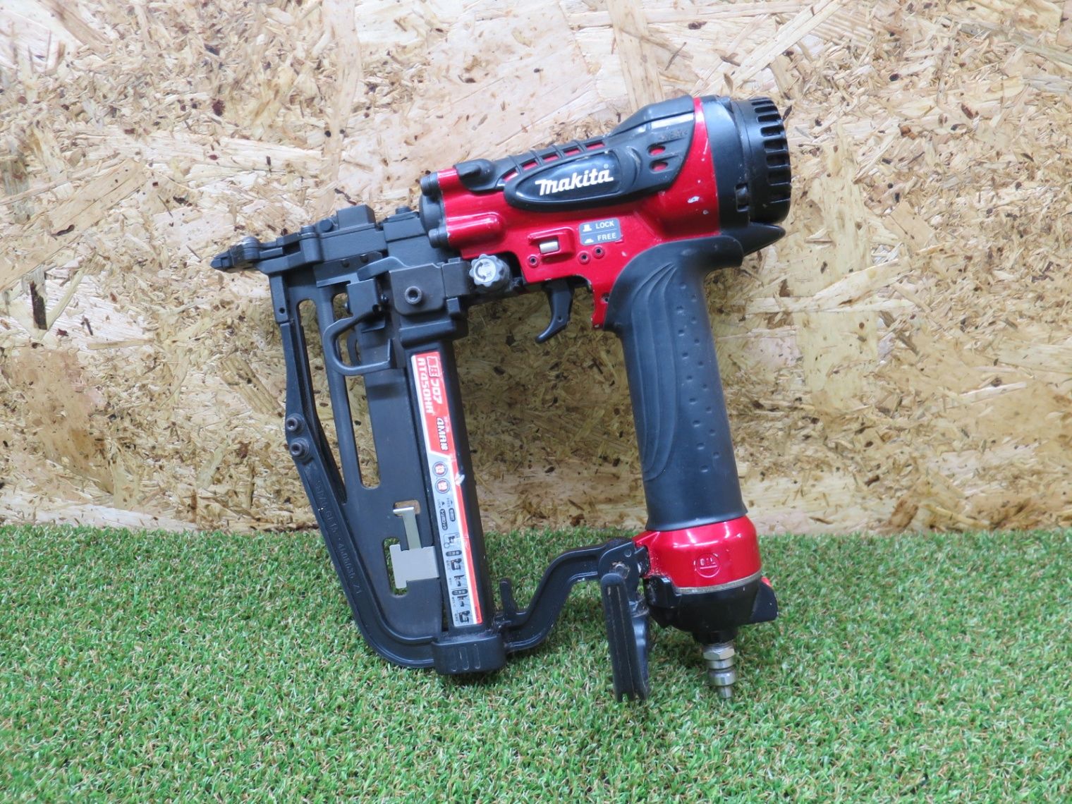 マキタ 高圧フロアタッカ エアダスタ付 4mm 赤 AT450HA