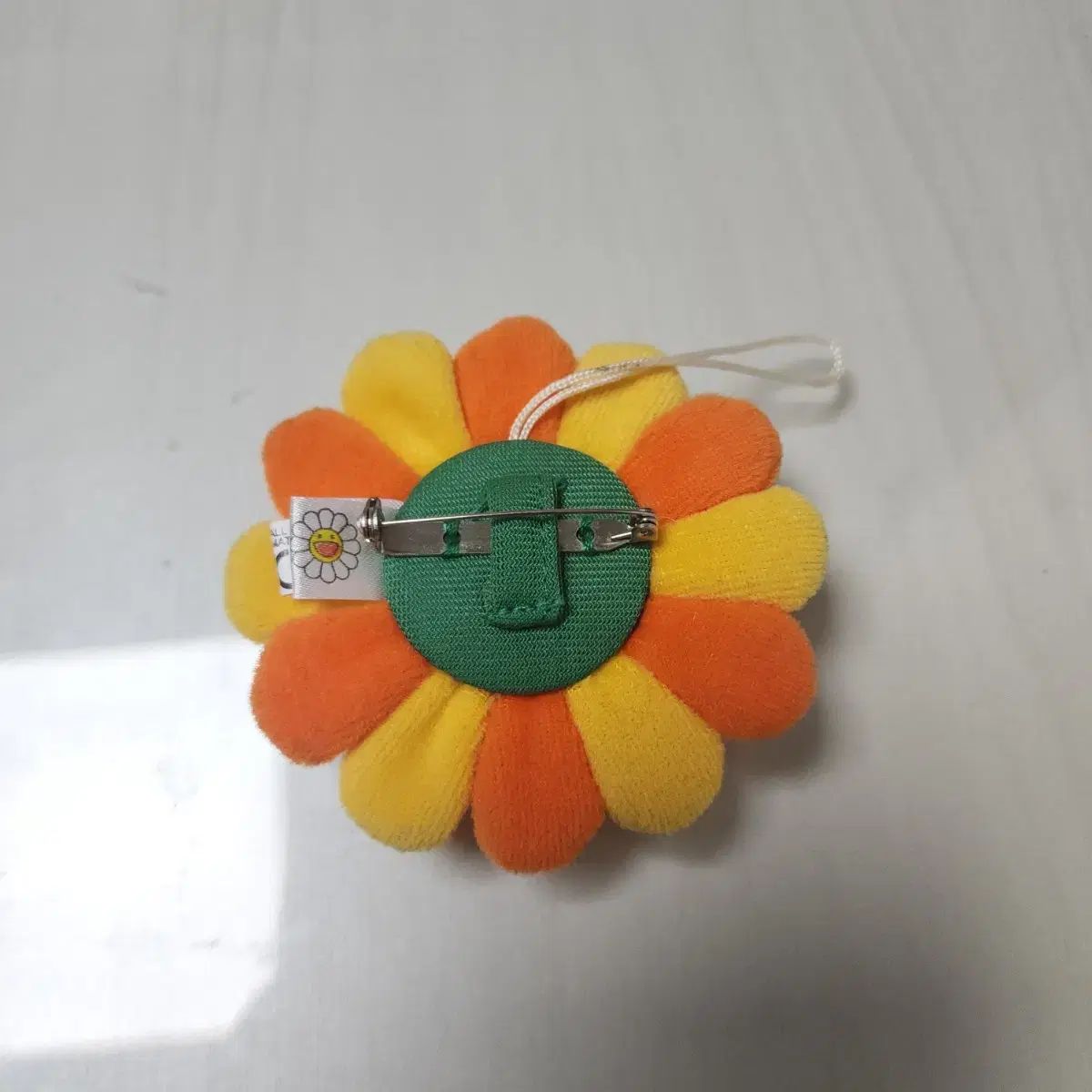 カイカイキキ 村上隆 オレンジ ブローチ キーホルダー - メルカリ