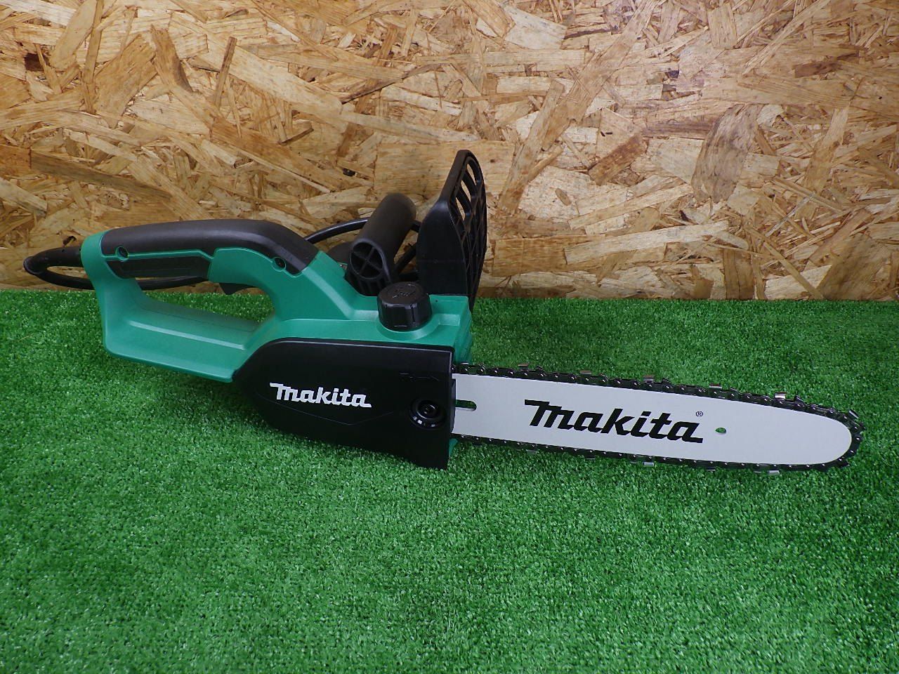  マキタ makita 電気チェンソー ガイドバー長さ250 mm M 502 コード式 庭木の剪定にも 品 チェーンソー 切断工具 切断機
