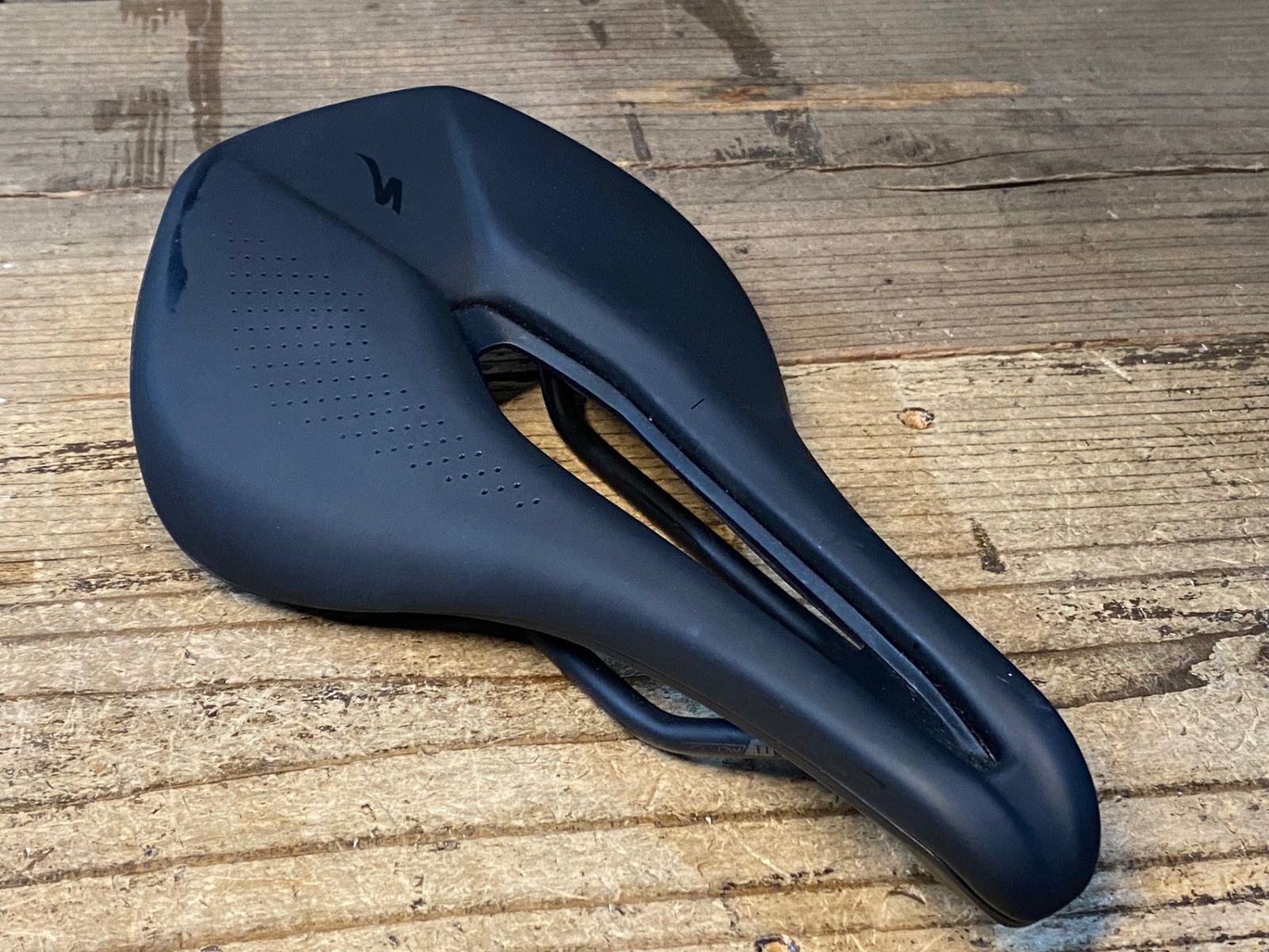 JQ 820 スペシャライズド POWER サドル 黒 143 mm HOLLOW Ti レール