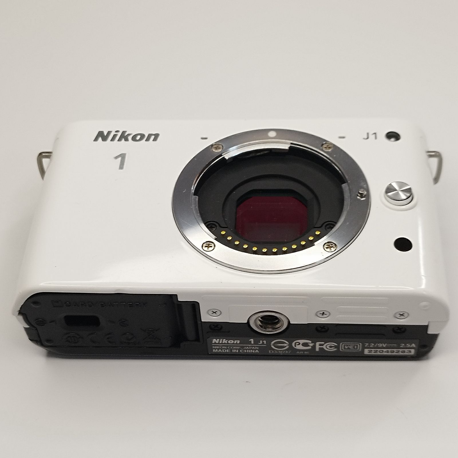 Nikon 1 J1 ホワイトレンズ付 バッテリー、充電器なし動作未確認