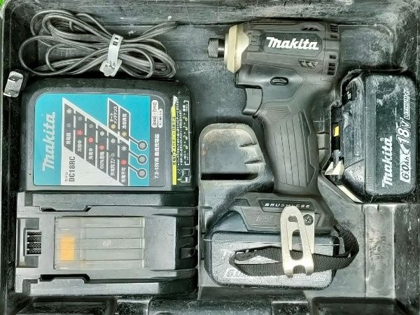 ◎マキタ インパクトドライバ 黒 18 V 6 Ah マキタ バッテリ2本 充電器 ケース付 内部オーバーホール済み