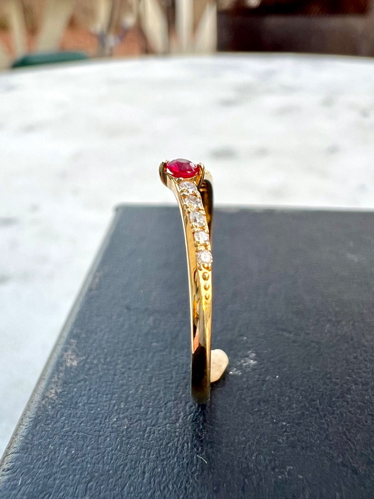 K18 ルビーダイヤモンドV字ハーフエタニティリング - メルカリ
