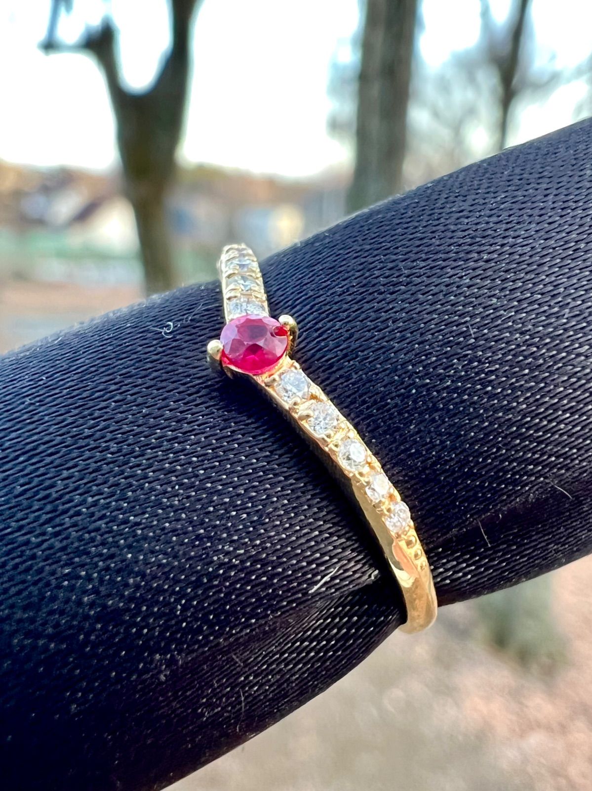 K18 ルビーダイヤモンドV字ハーフエタニティリング - メルカリ