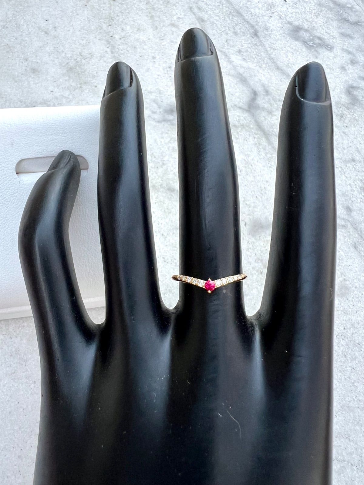 K18 ルビーダイヤモンドV字ハーフエタニティリング - メルカリ