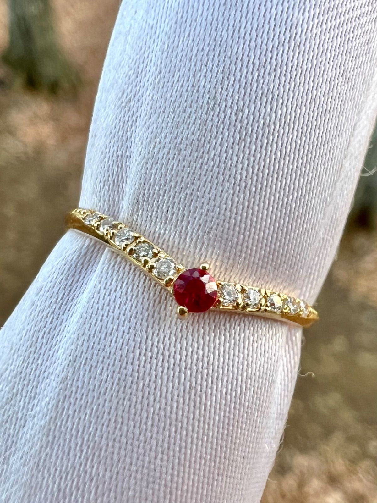 K18 ルビーダイヤモンドV字ハーフエタニティリング - メルカリ